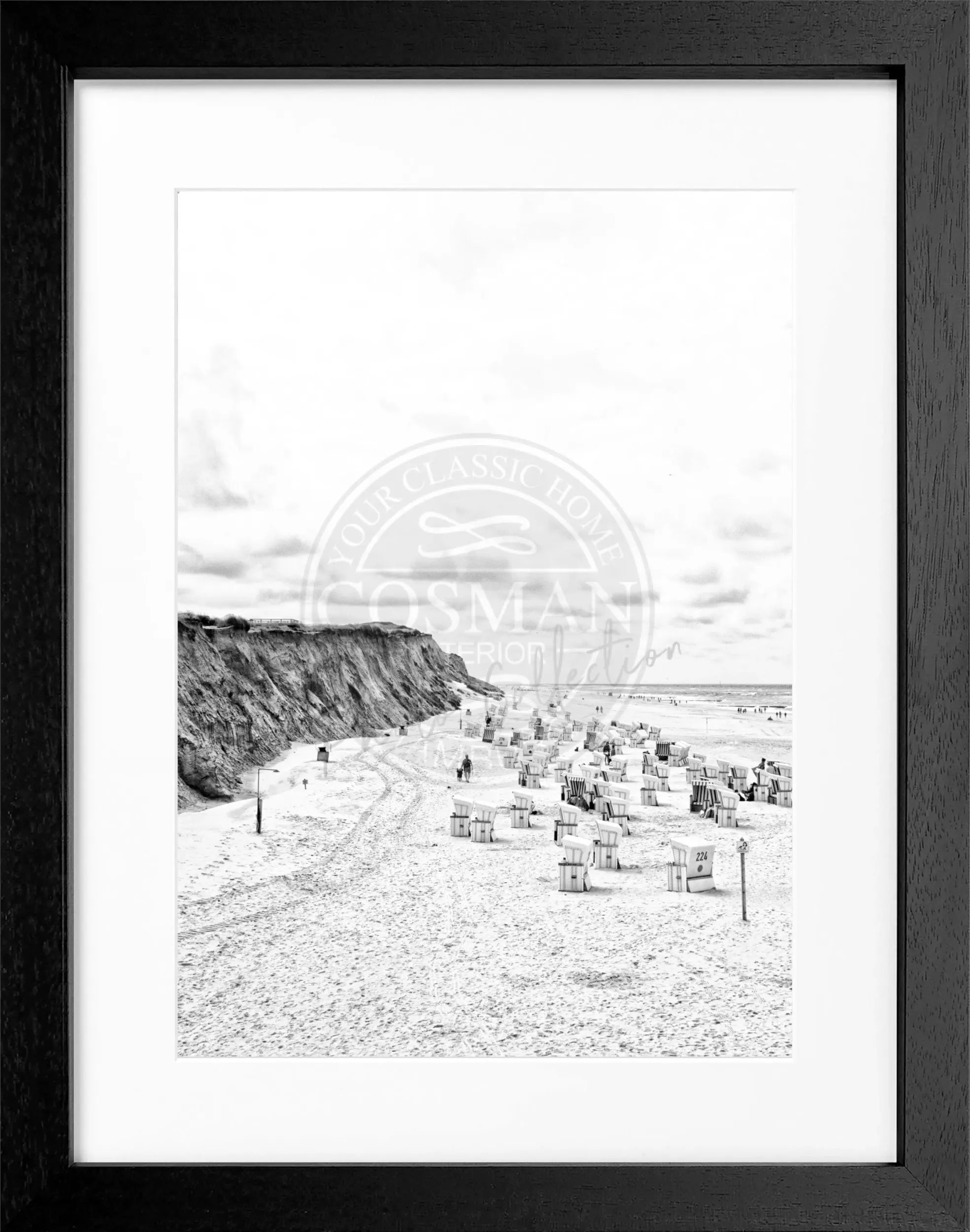 Schwarz-weiß Poster mit Rahmen, zeigt Strandkörbe am Strand von Kampen auf Sylt, von Cosman-Photocollection, 25x31cm