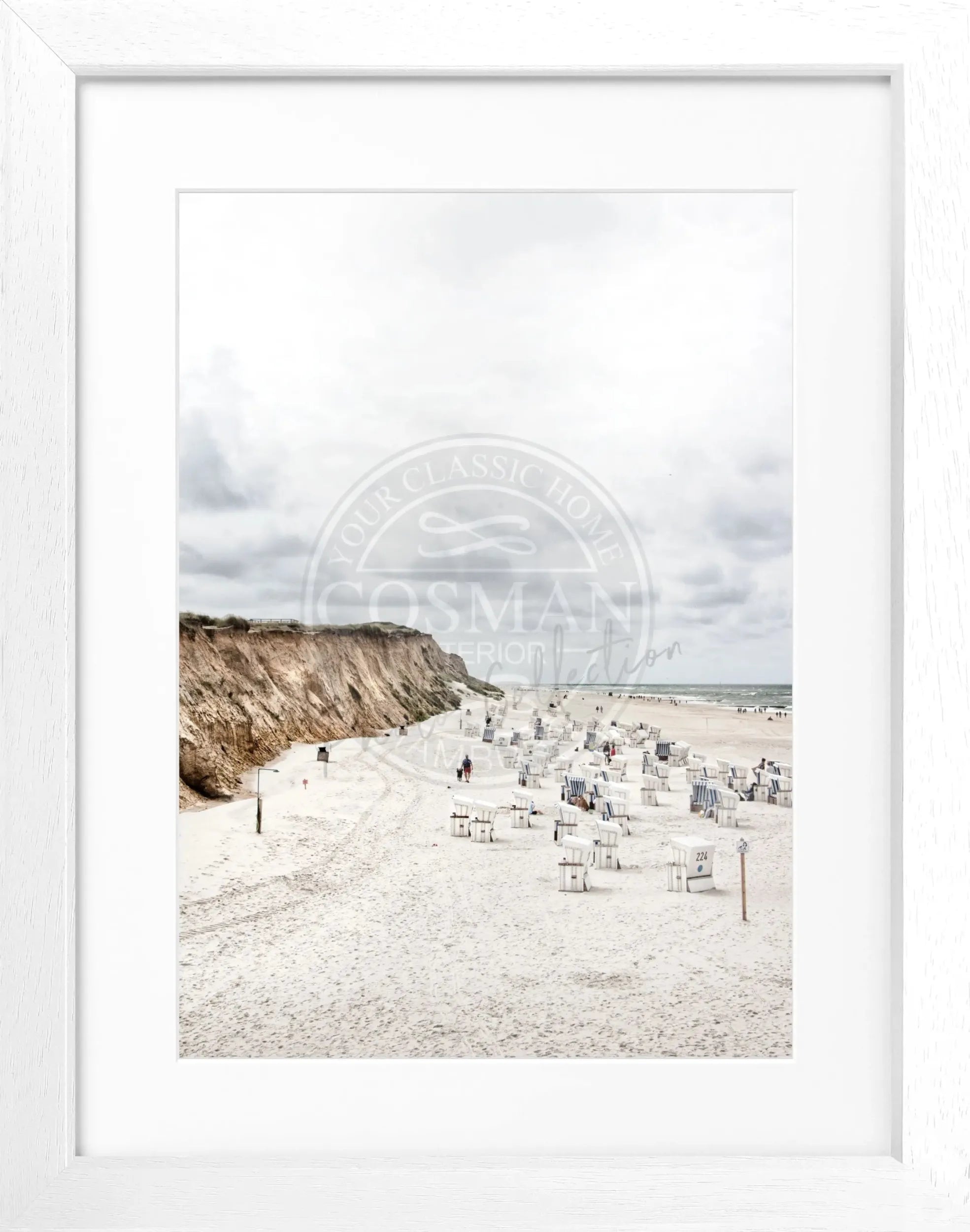 Schwarz-weiß Poster mit Rahmen, zeigt Strandkörbe am Strand von Kampen auf Sylt, von Cosman-Photocollection, 25x31 cm