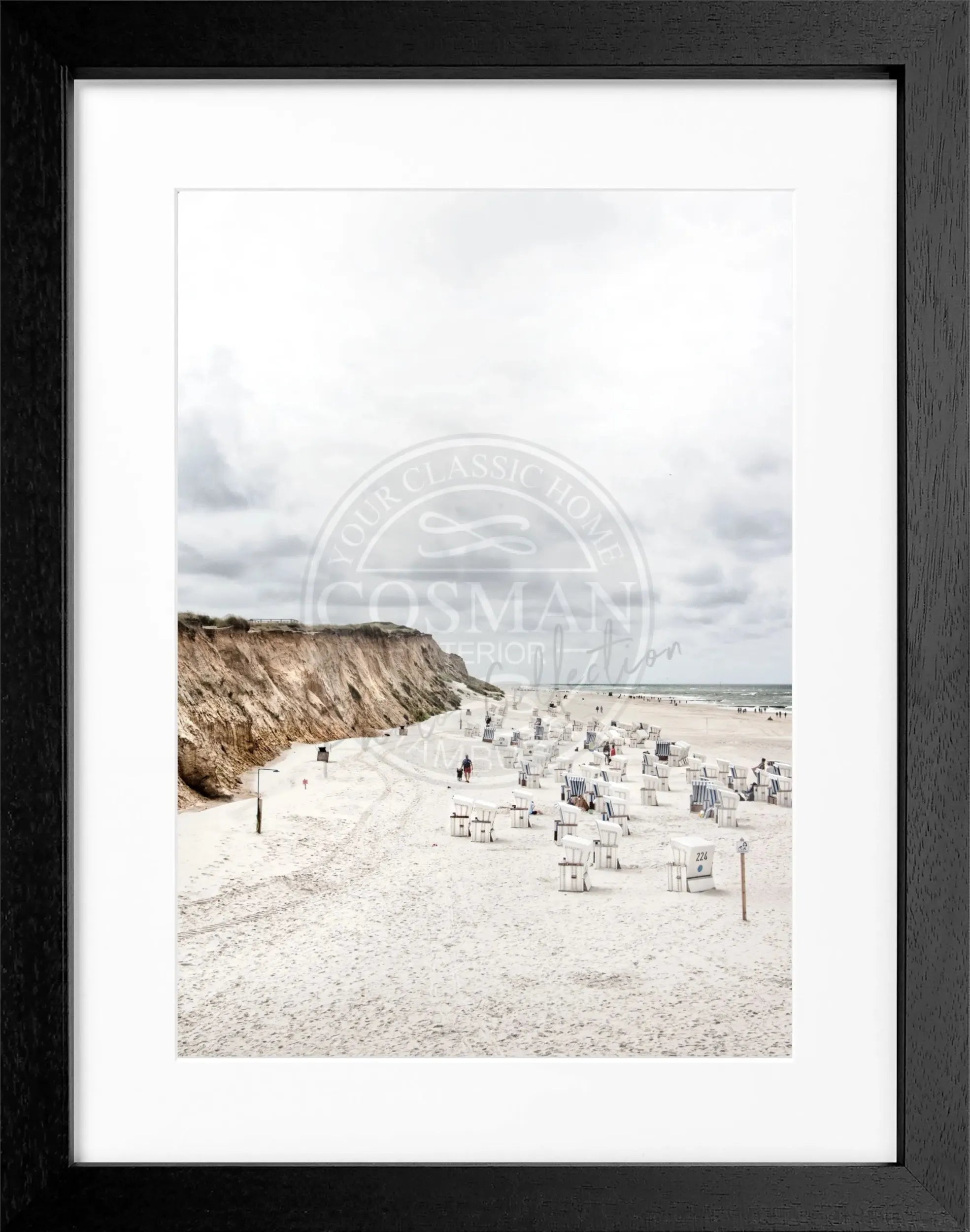 Schwarz-weiß Poster mit Rahmen, zeigt Strandkörbe am Strand von Kampen auf Sylt, von Cosman-Photocollection.