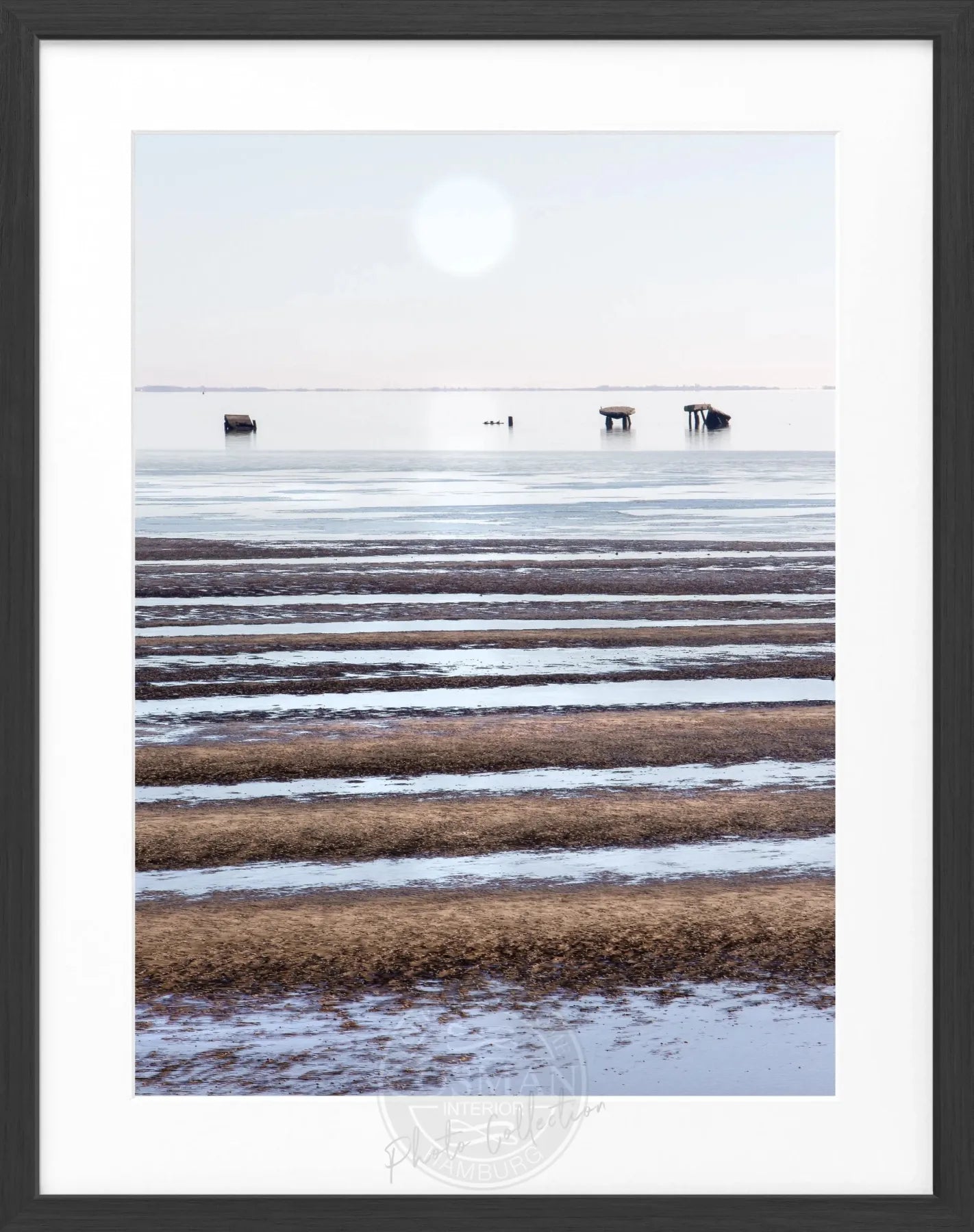 Schwarz-weiß Poster mit Rahmen ’Wattenmeer’ Sylt von Cosman-Photocollection, 25x31cm, Strand- und Meerblick in elegantem Design
