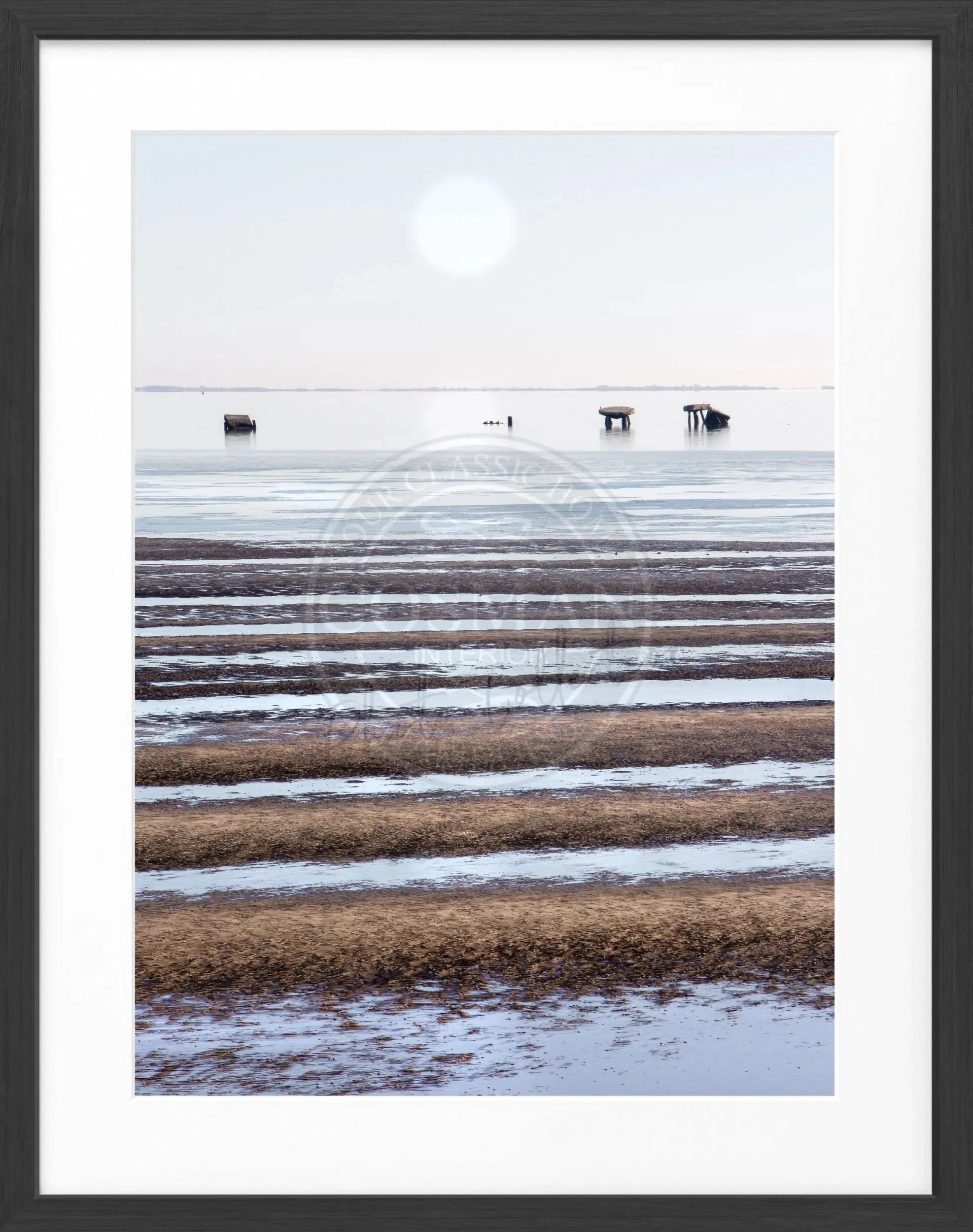 Schwarz-weiß Poster mit Rahmen ’Wattenmeer’ Sylt von Cosman-Photocollection, 25x31cm, Strand- und Meerblick in elegantem Design