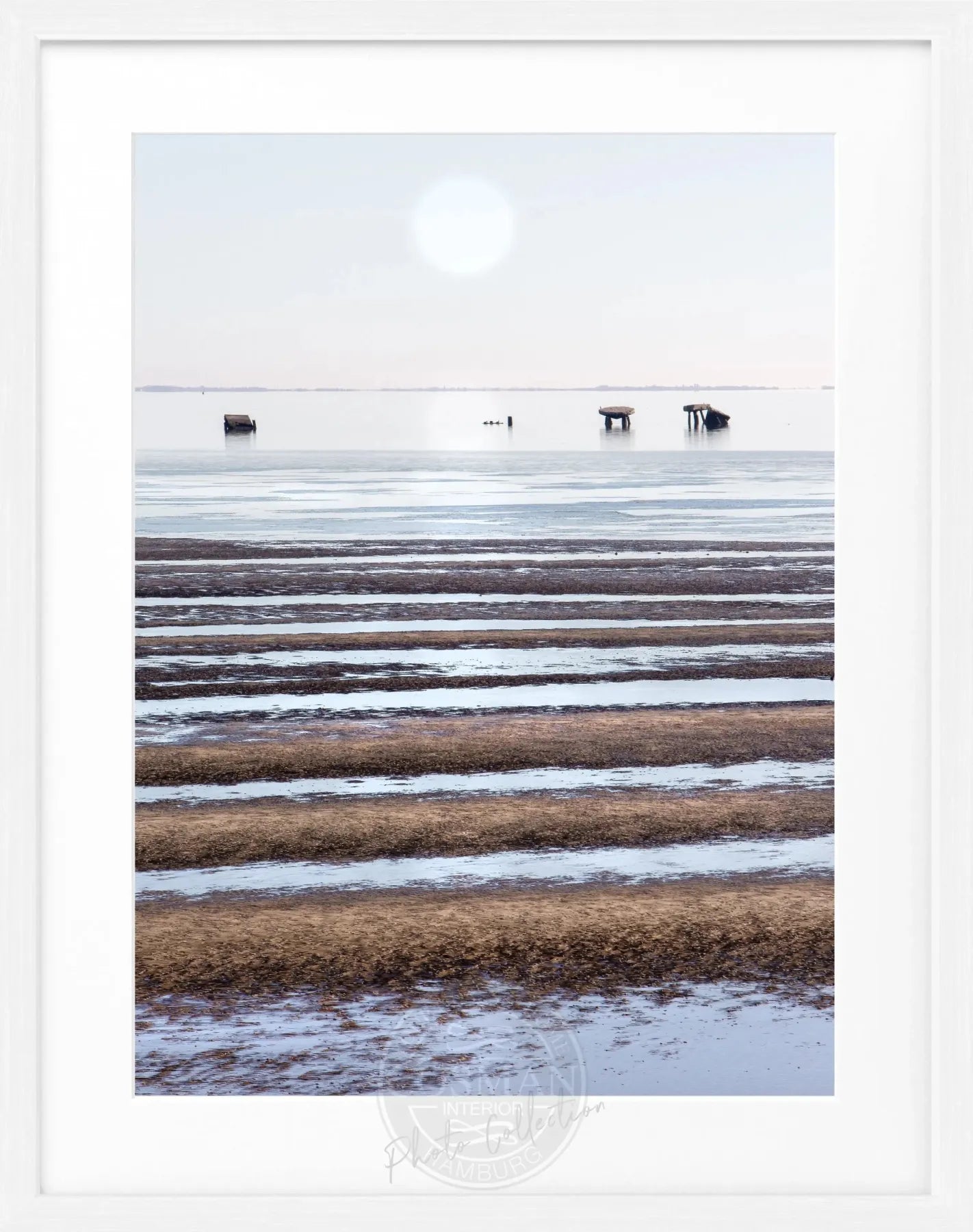 Schwarz-weiß Poster mit Rahmen, Wattenmeer-Szene auf Sylt, von Cosman-Photocollection, 25x31 cm, Wanddekoration