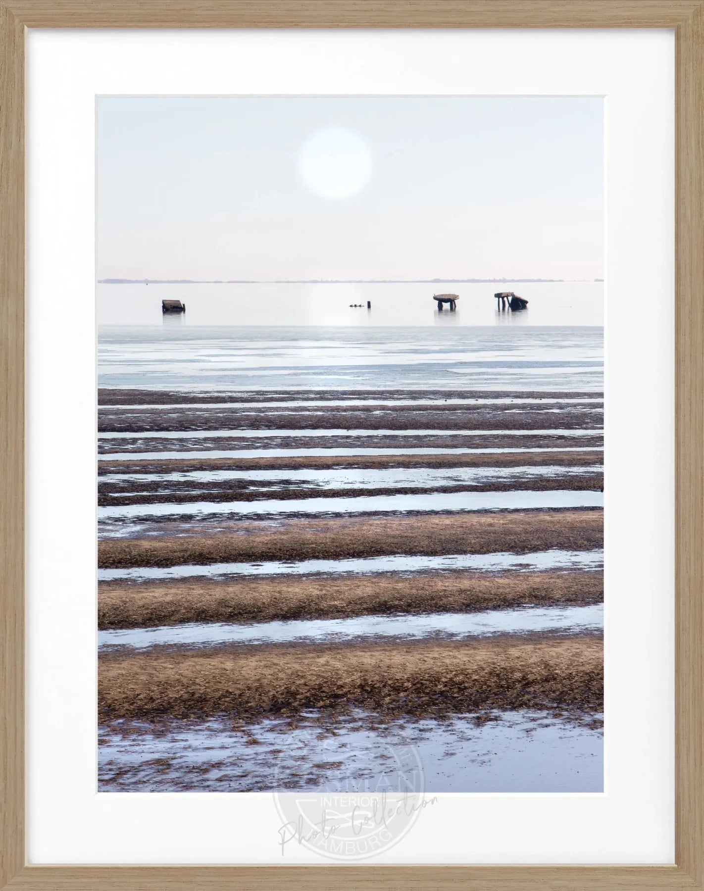 Schwarz-weiß Poster mit Rahmen 'Wattenmeer' Sylt von Cosman-Photocollection, 25x31 cm, Meereslandschaft in elegantem Design.
