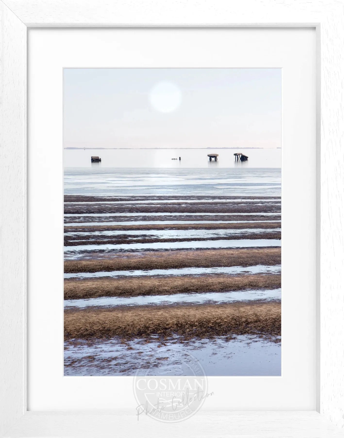 Schwarz-weiß Poster mit Rahmen ’Wattenmeer’ Sylt, 25x31 cm, von Cosman-Photocollection, zeigt das Wattenmeer-Szenenmotiv.