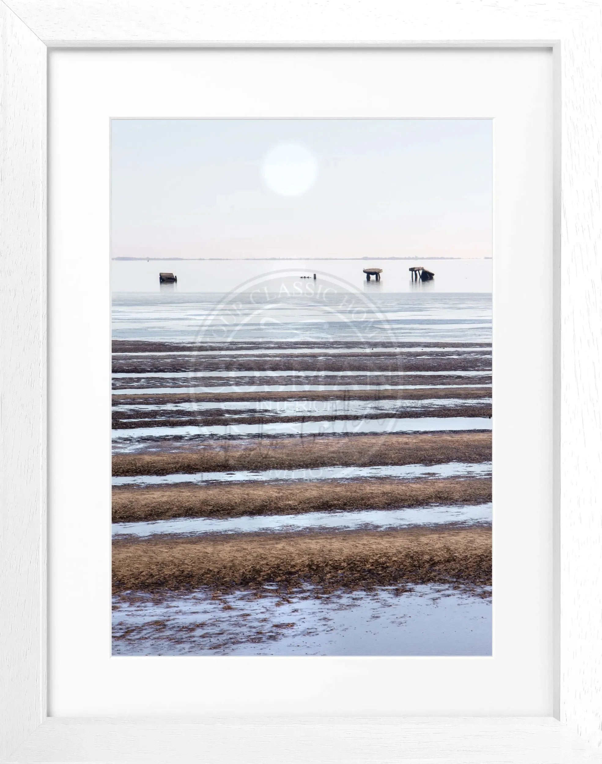 Schwarz-weiß Poster mit Rahmen ’Wattenmeer’ Sylt, 25x31 cm, von Cosman-Photocollection, zeigt das Wattenmeer-Szenenmotiv.