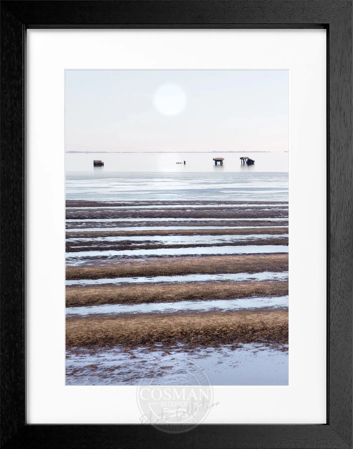 Schwarz-weißer Poster mit Rahmen ’Wattenmeer’ Sylt von Cosman-Photocollection, 25x31cm, Meereslandschaft auf Poster.