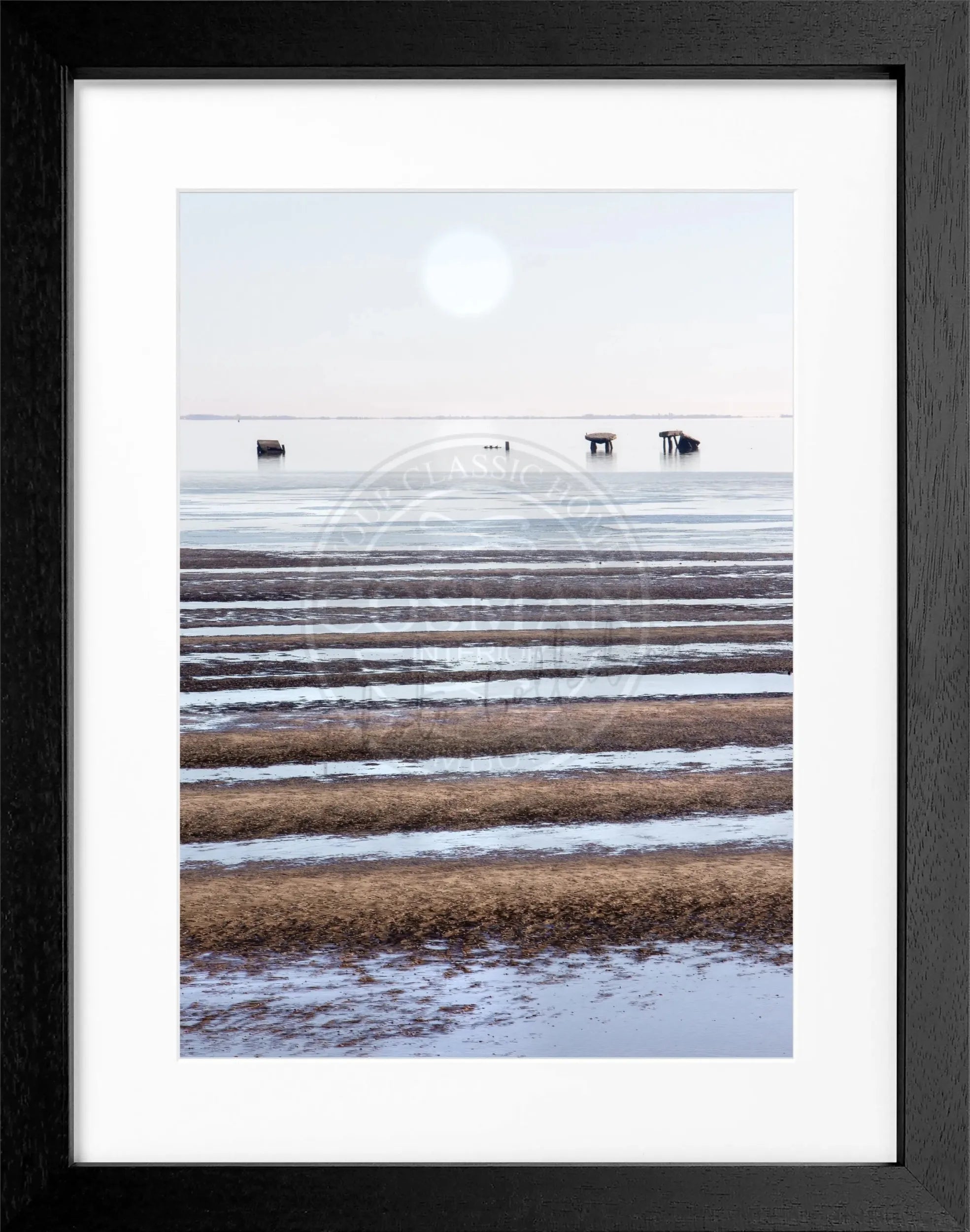 Schwarz-weißer Poster mit Rahmen ’Wattenmeer’ Sylt von Cosman-Photocollection, 25x31cm, Meereslandschaft auf Poster.