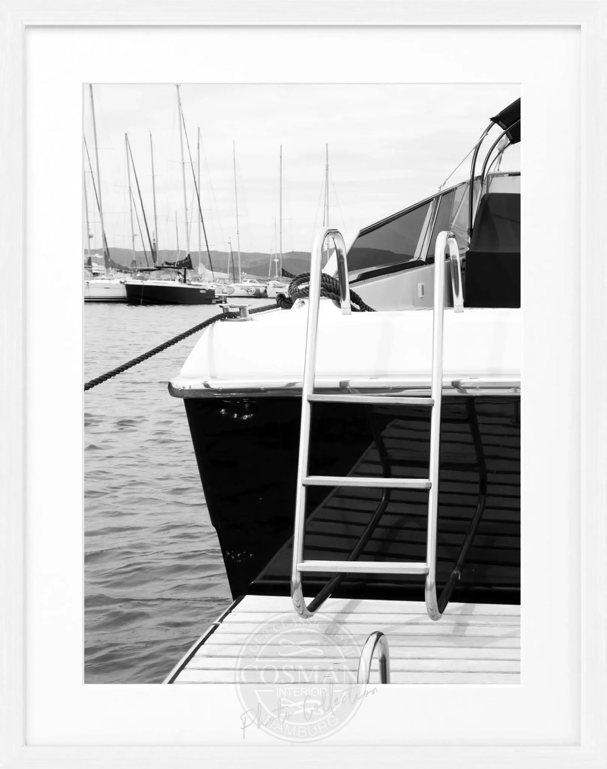 Schwarz-weiß Poster mit Rahmen 'Yacht' Saint Tropez, von Cosman-Photocollection, mit Motiv eines Bootes, Maße 25x31 cm.