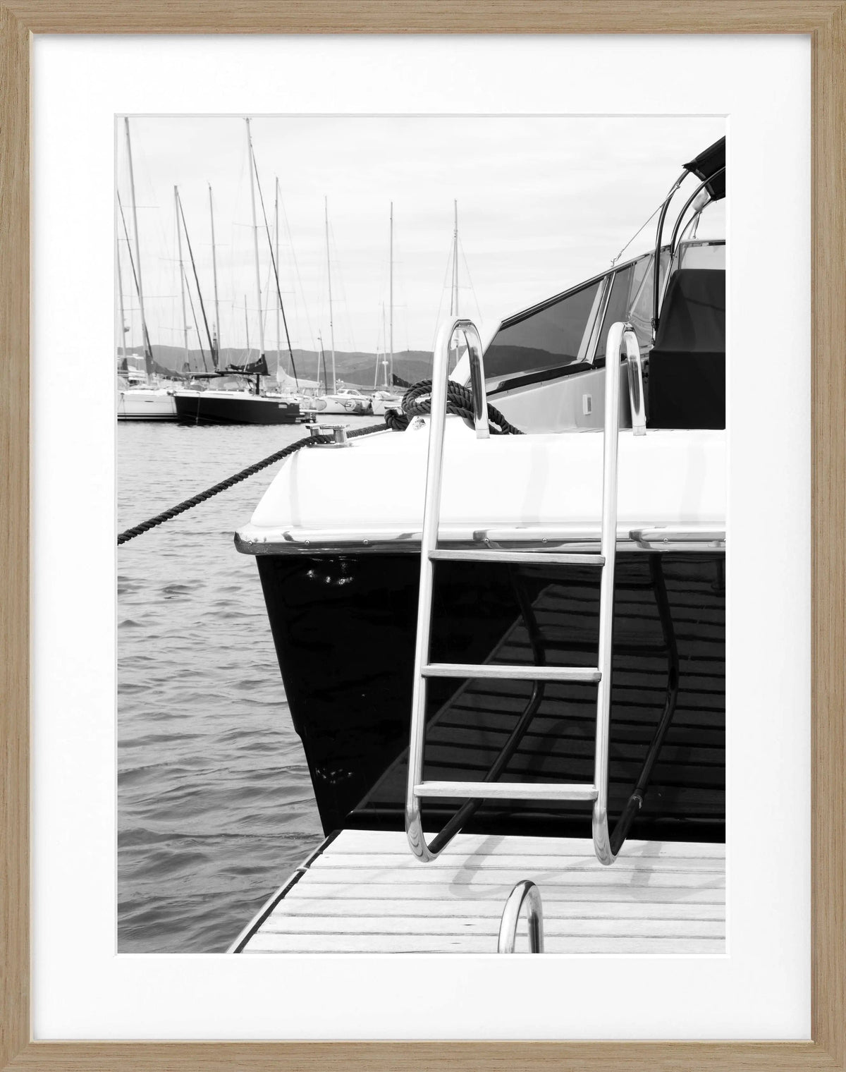 Schwarz-weiß Poster mit Rahmen ’Yacht’ Saint Tropez, 25x31 cm, von Cosman-Photocollection, maritime Motiv.