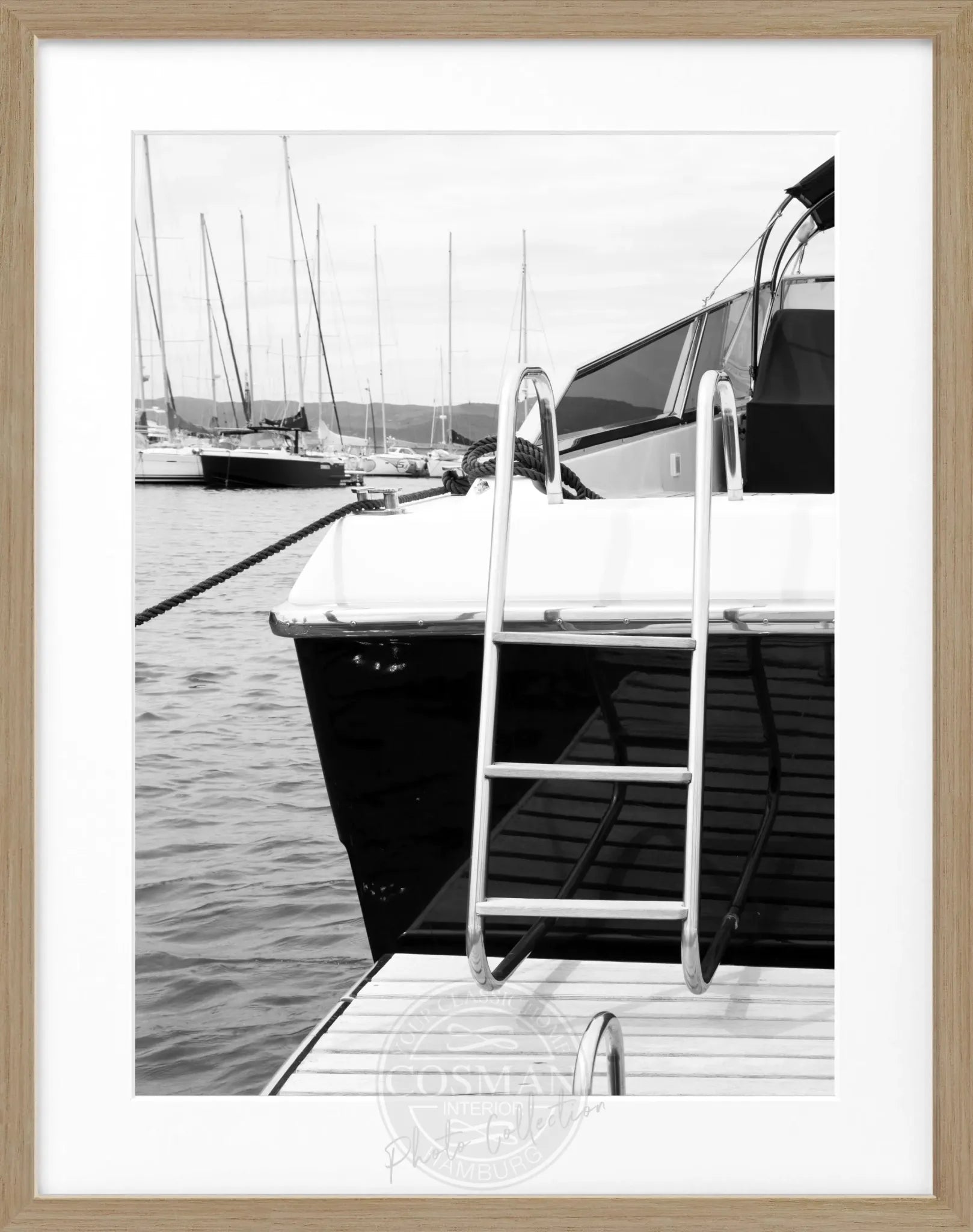 Schwarz-weiß Poster mit Rahmen ’Yacht’ Saint Tropez, 25x31 cm, von Cosman-Photocollection, maritime Motiv.