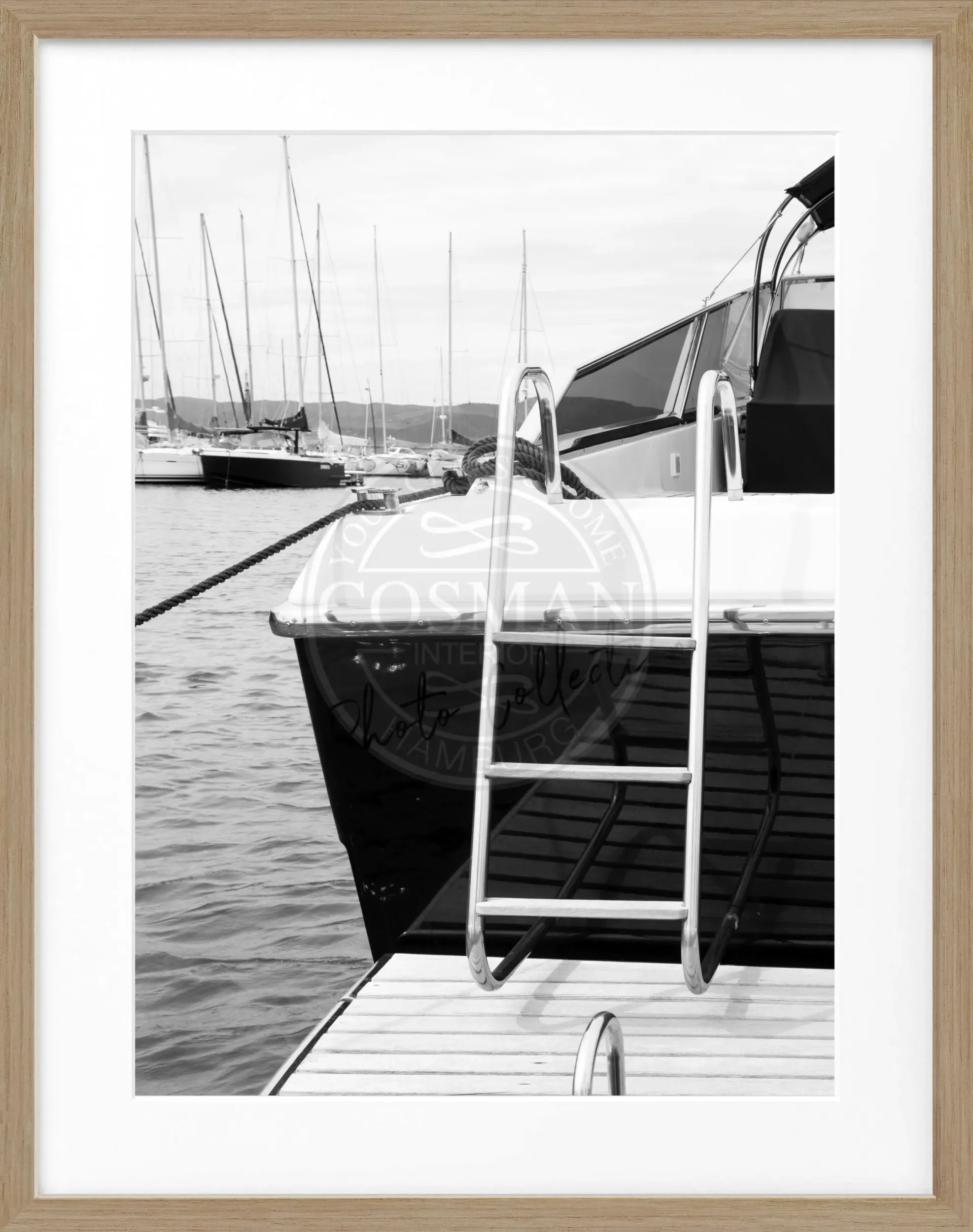 Schwarz-weiß Poster mit Rahmen ’Yacht’ Saint Tropez, 25x31 cm, von Cosman-Photocollection, maritime Motiv.