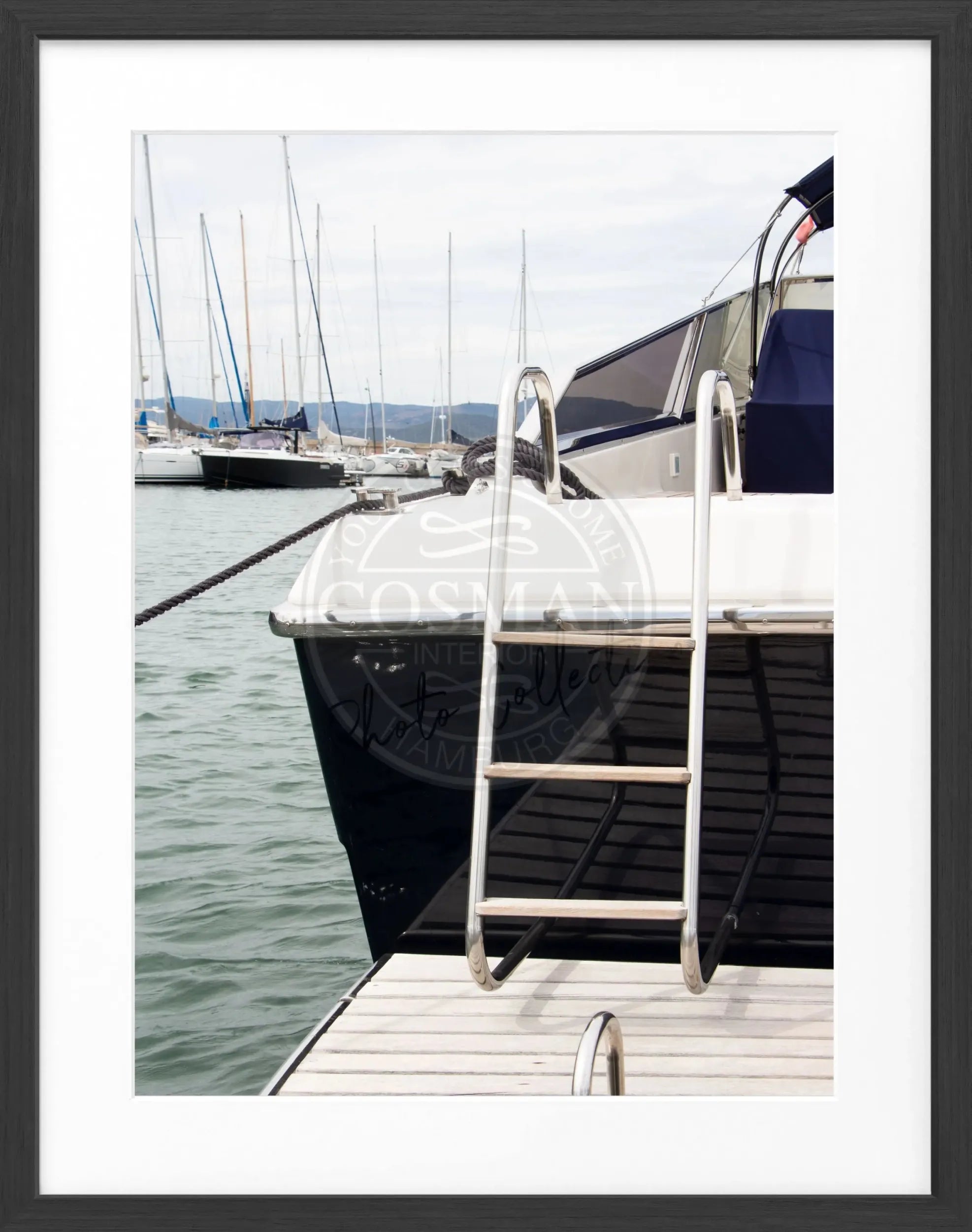 Schwarz-weiß Poster mit Rahmen ‘Yacht’ Saint Tropez, von Cosman-Photocollection, 25x31cm, modernes maritimes Wandbild