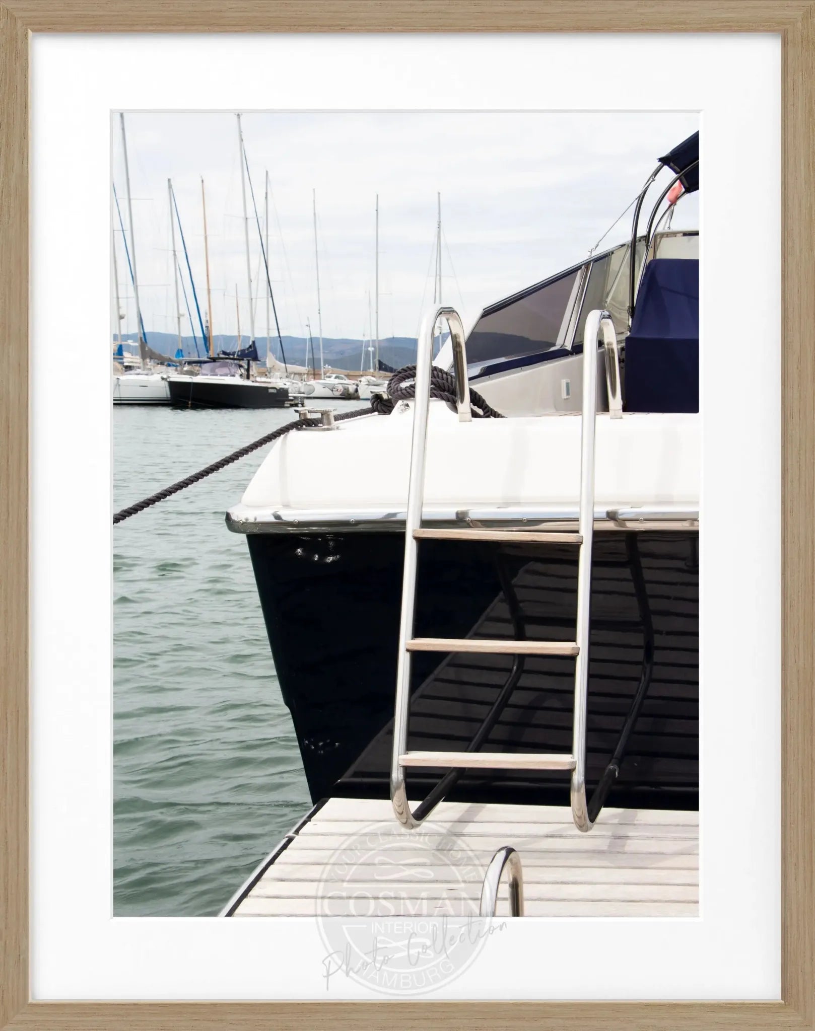 Schwarz-weiß Poster mit Rahmen 'Yacht' Saint Tropez, 25x31cm, von Cosman-Photocollection, maritime Segelboot Szene