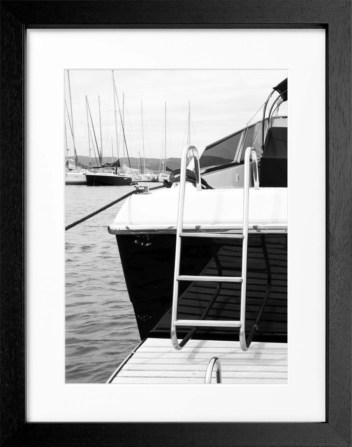 Schwarz-weiß Poster mit Rahmen, Yacht in Saint Tropez, von Cosman-Photocollection, 25x31 cm, maritimes Motiv.