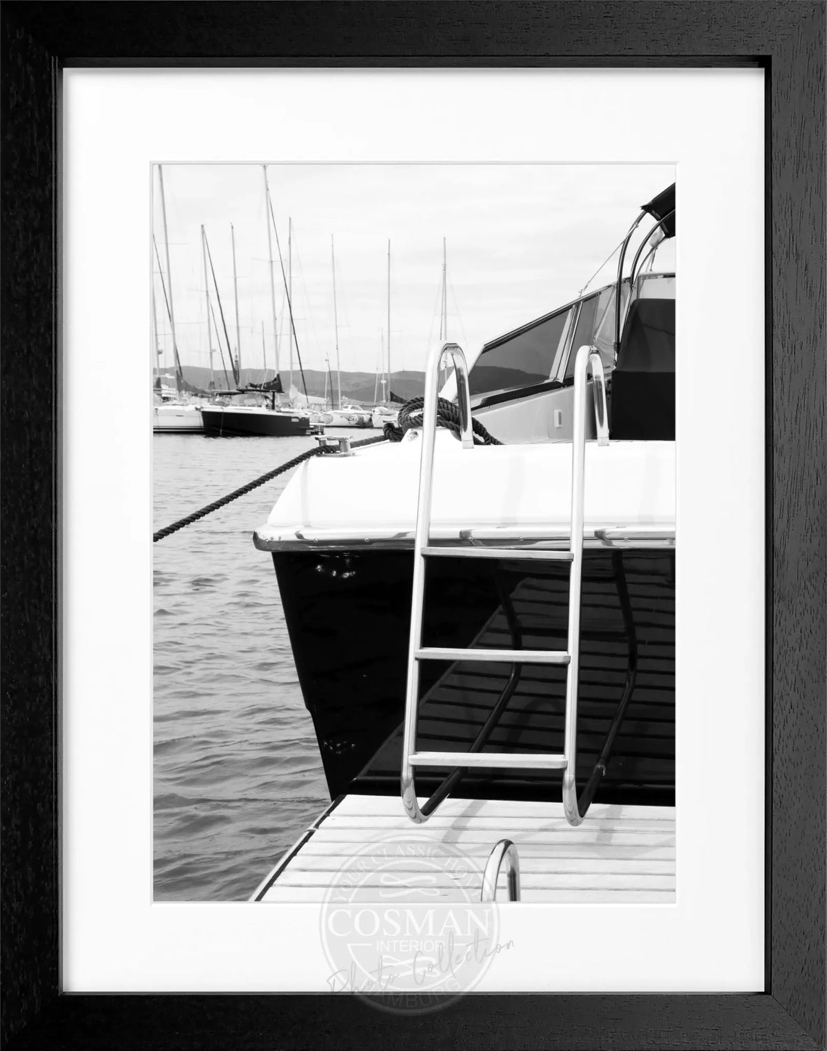 Schwarz-weiß Poster mit Rahmen, Yacht in Saint Tropez, von Cosman-Photocollection, 25x31 cm, maritimes Motiv.
