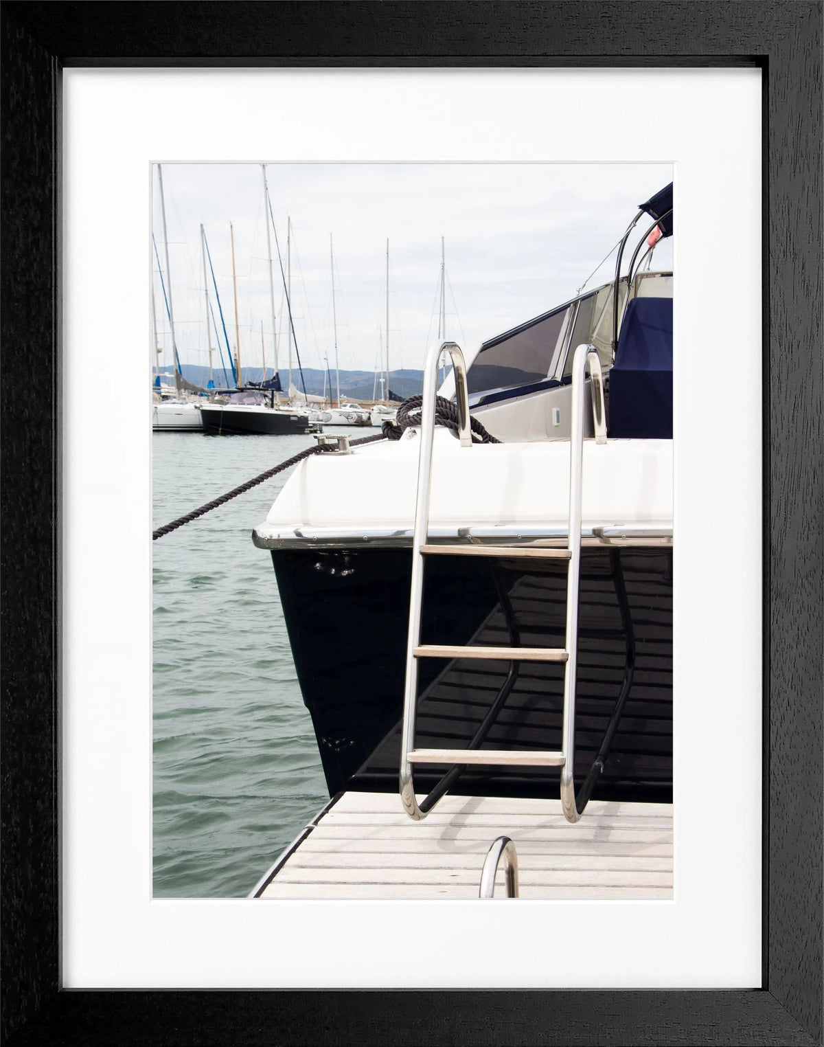 Schwarz-weiß Poster mit Rahmen 'Yacht' Saint Tropez von Cosman-Photocollection, 25x31 cm, maritimes Meeresmotiv.