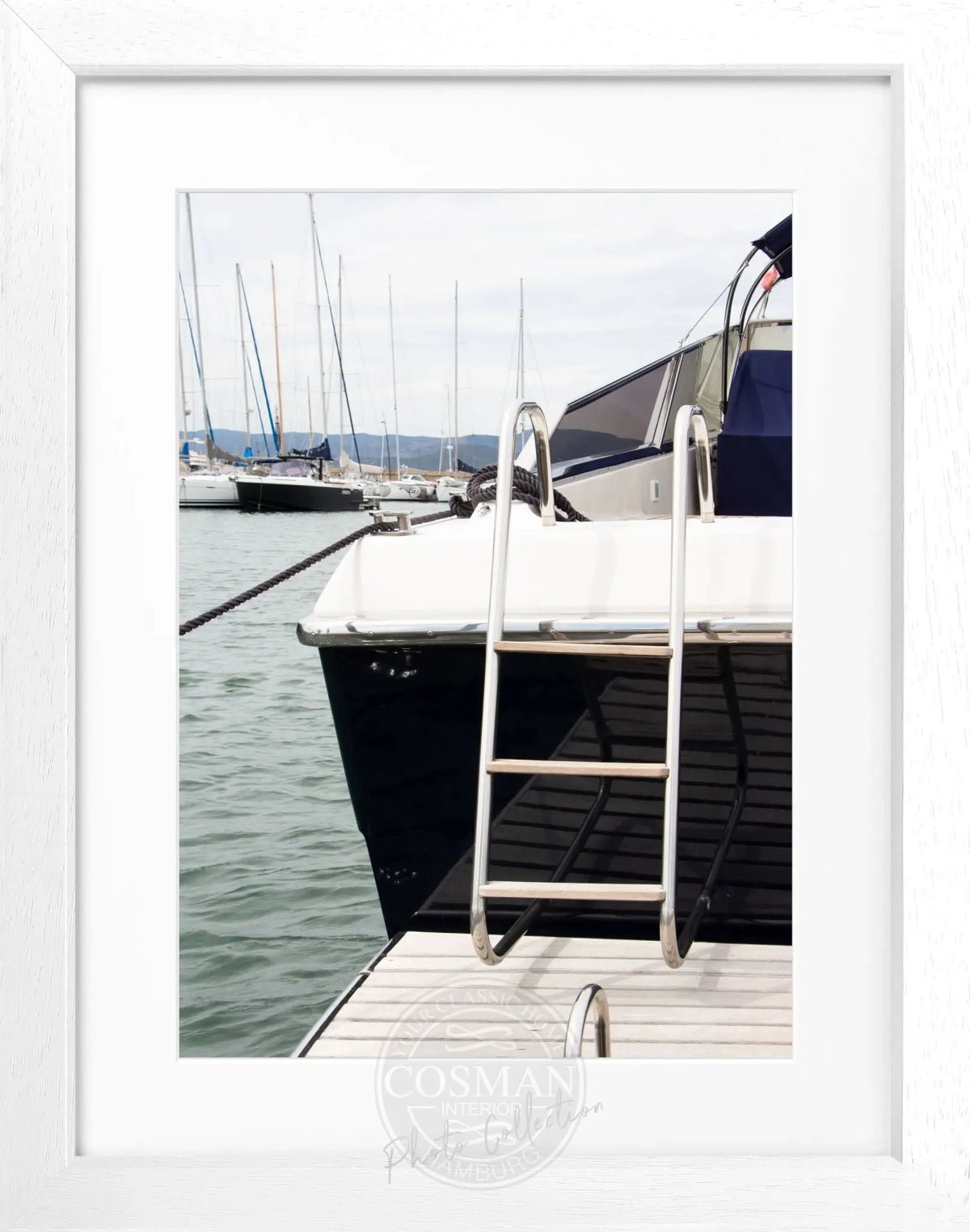 Schwarz-weiß Poster mit Rahmen von einer Yacht in Saint Tropez, Maße 25x31 cm, von Cosman-Photocollection.
