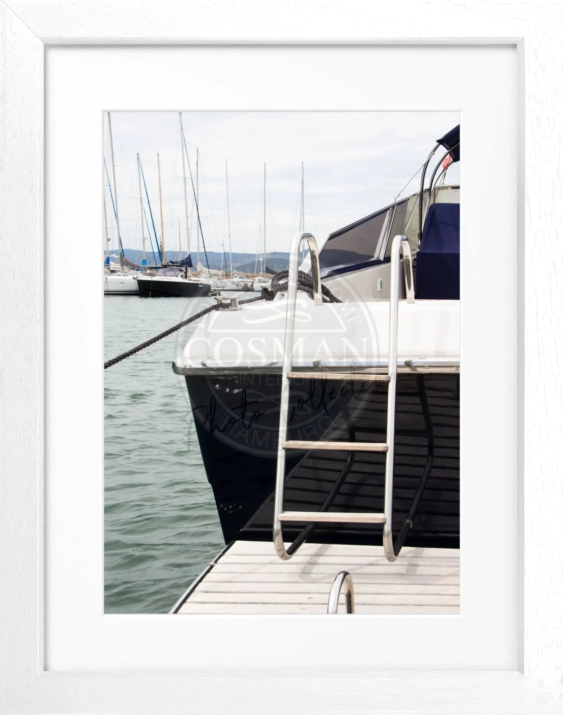 Schwarz-weiß Poster mit Rahmen von einer Yacht in Saint Tropez, Maße 25x31 cm, von Cosman-Photocollection.