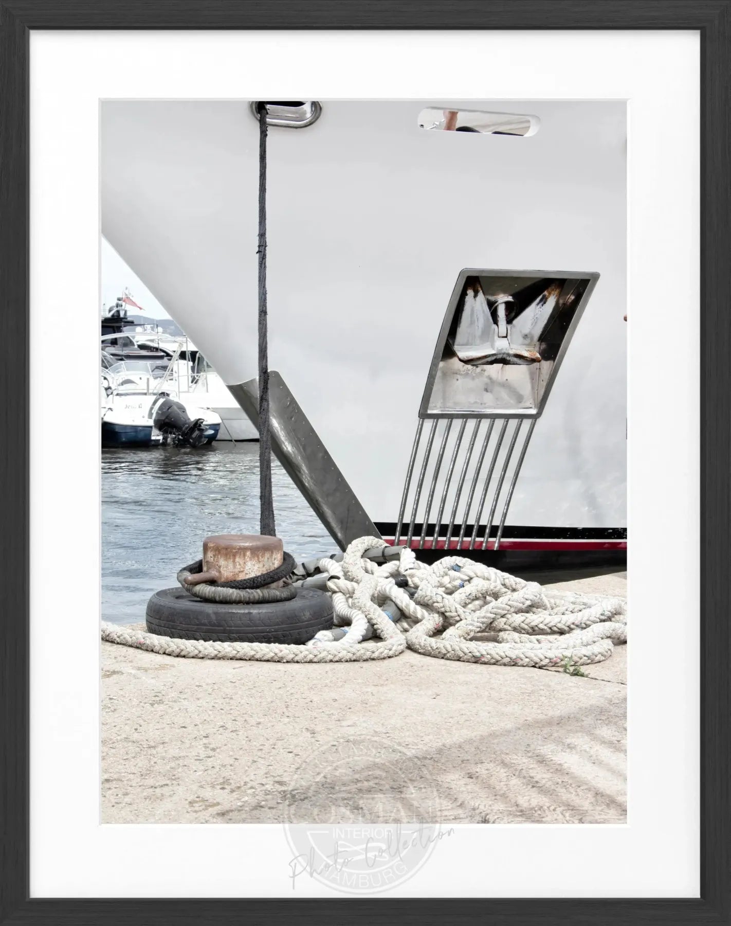 Schwarz-weiß Poster mit Rahmen von Cosman-Photocollection, Yacht in Saint Tropez, Format 25x31 cm, maritime Dekoration