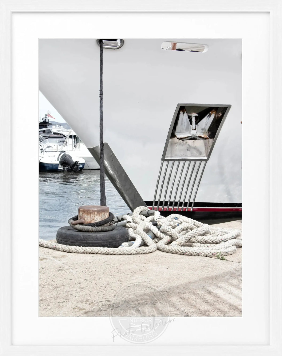 Schwarz-weiß Poster mit Rahmen, Yacht Motiv, Saint Tropez, von Cosman-Photocollection, 25x31 cm, elegant und stilvoll.