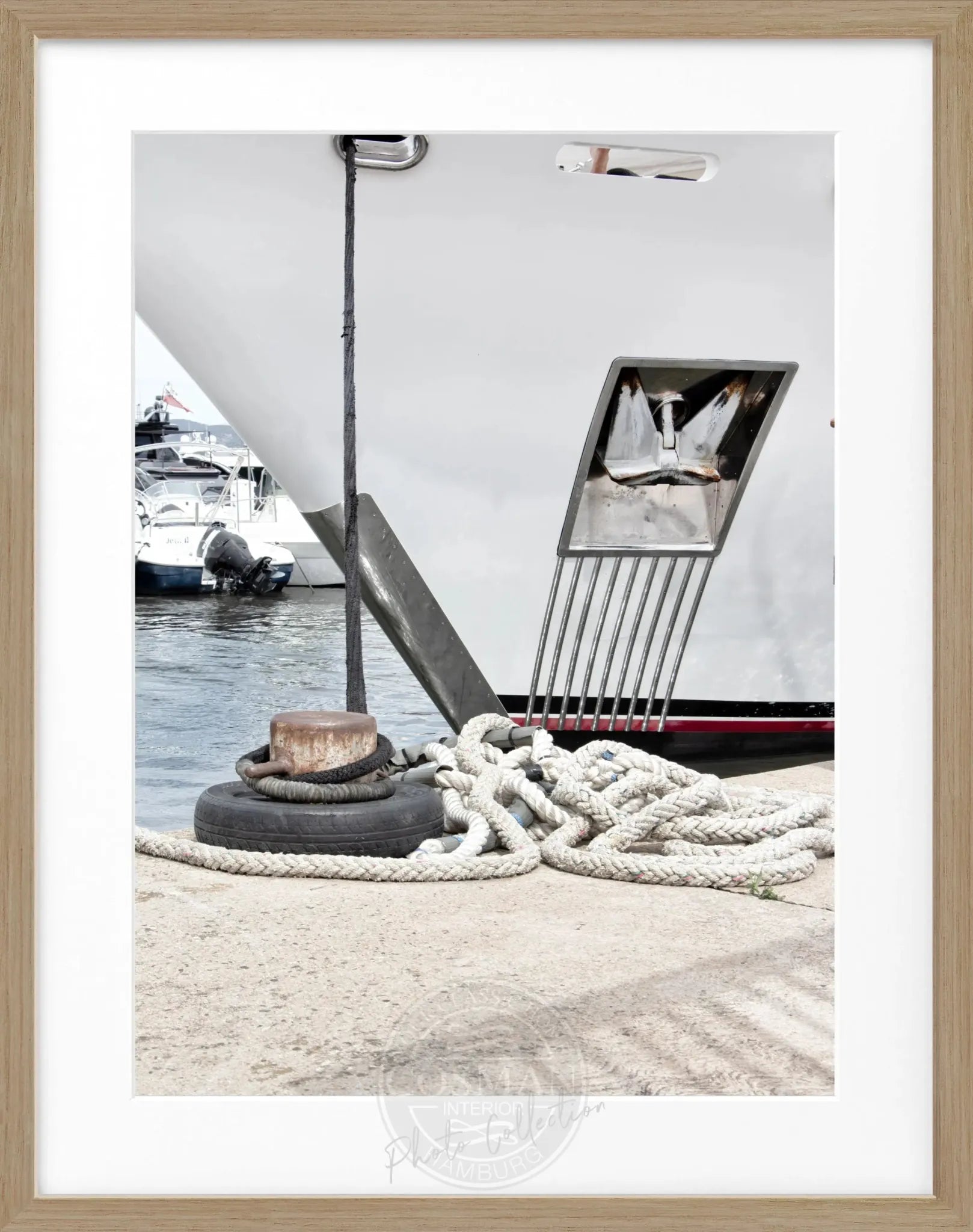 Schwarz-weiß Poster mit Rahmen 'Yacht' Saint Tropez von Cosman-Photocollection, 25x31 cm, maritime Meeresmotiv.