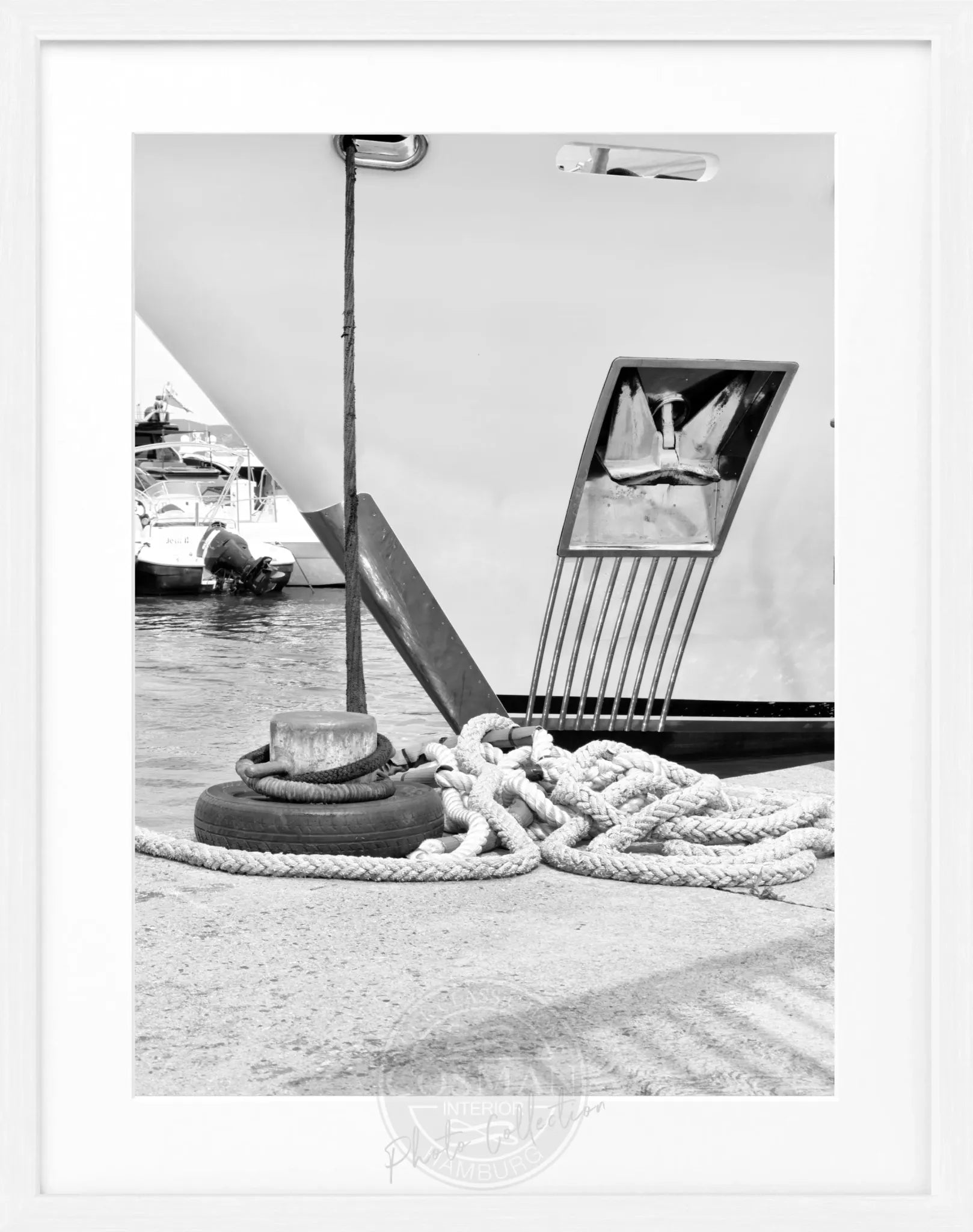 Schwarz-weiß Poster mit Rahmen 'Yacht' Saint Tropez von Cosman-Photocollection, 25x31 cm, maritime Segelboot Szene