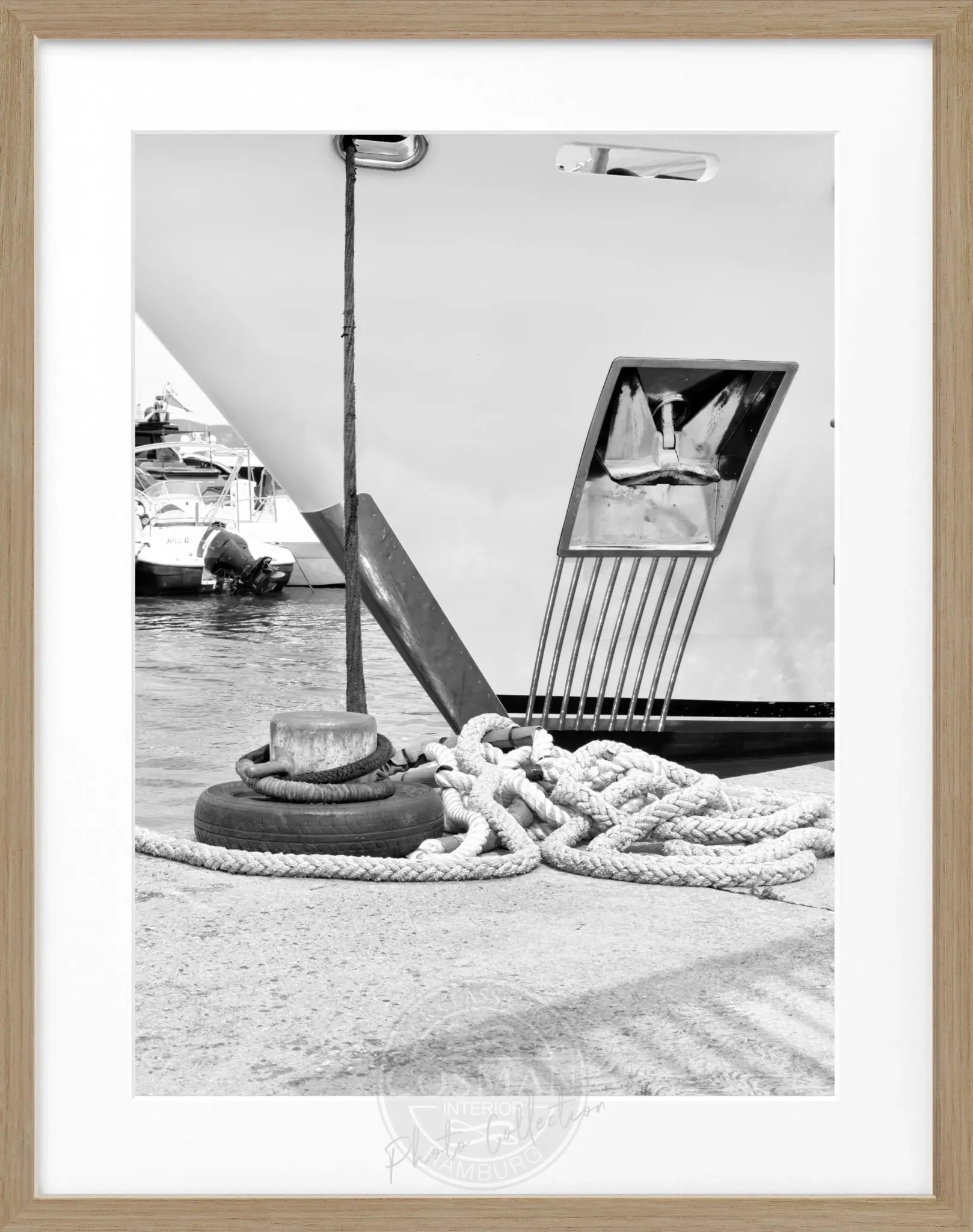 Schwarz-weiß Poster mit Rahmen ’Yacht’ Saint Tropez, von Cosman-Photocollection, 25x31 cm, maritimes Motiv, maritime Dekoration