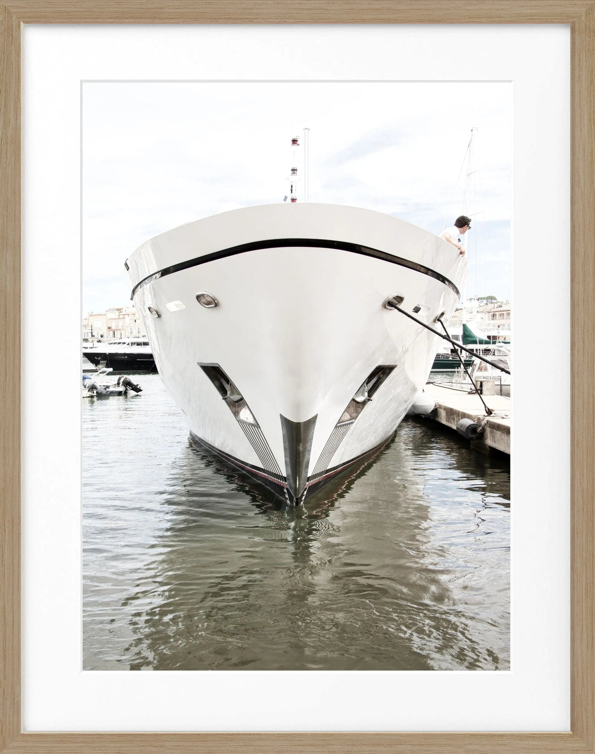 Schwarz-weiß Poster mit Rahmen 'Yacht' Saint Tropez, von Cosman-Photocollection, im Querformat, maritime Szene, 25x31 cm