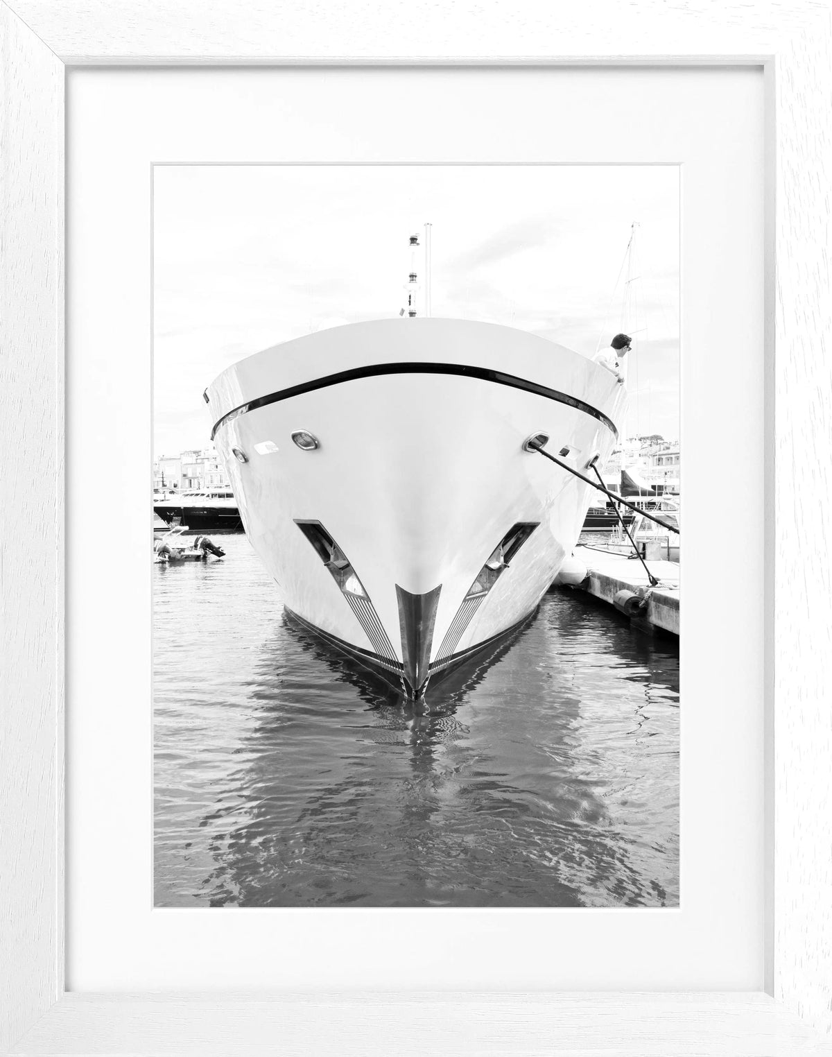 Schwarz-weiß Poster mit Rahmen 'Yacht' Saint Tropez von Cosman-Photocollection, 25x31 cm, maritime Meeresmotivation.