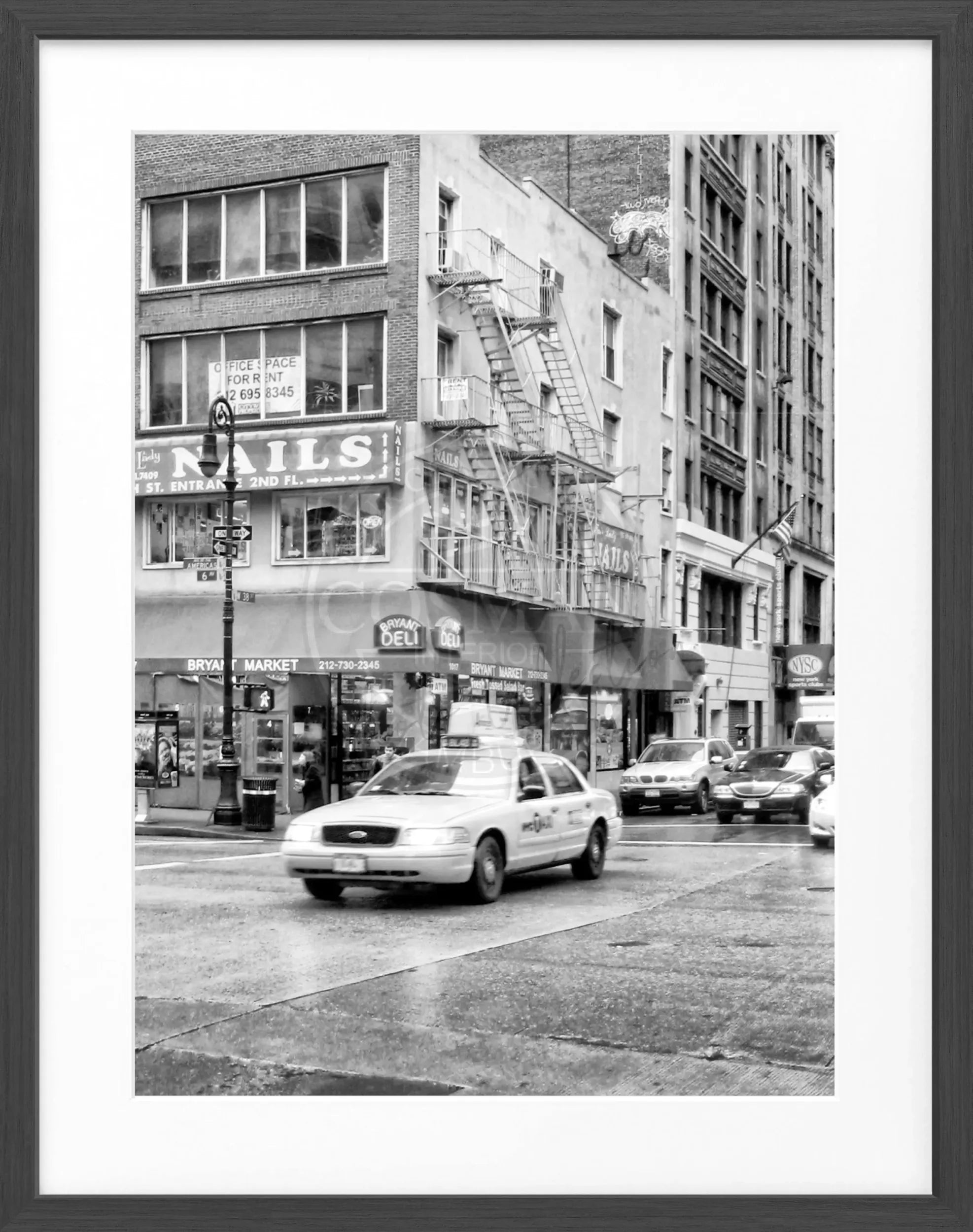 Schwarz-weiß Poster mit Rahmen, zeigt ein gelbes Taxi in New York, von Cosman-Photocollection, Maße 25x31 cm