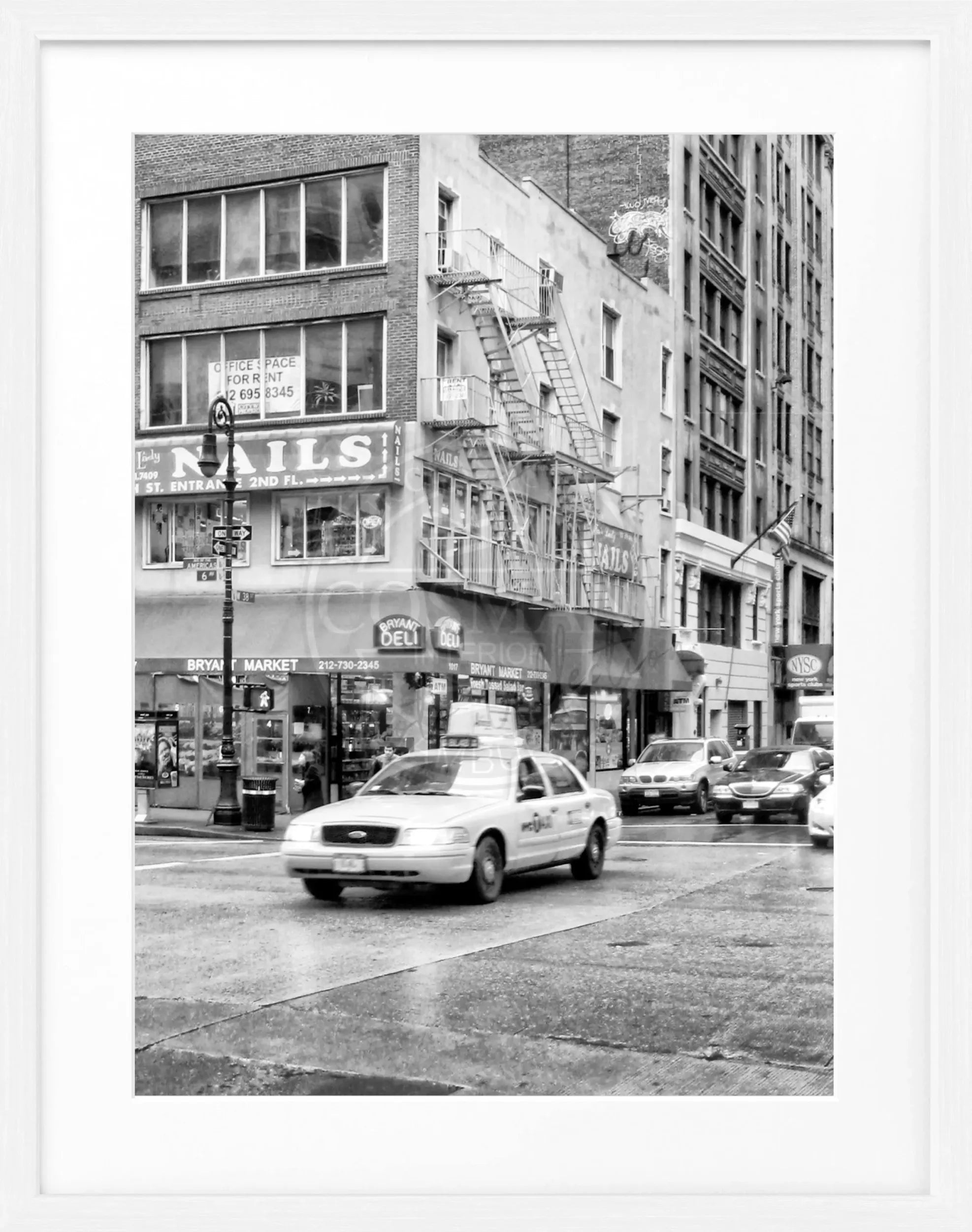 Schwarz-weiß Poster mit Rahmen von Cosman-Photocollection, zeigt ein gelbes Taxi in New York City, Maße 25x31cm