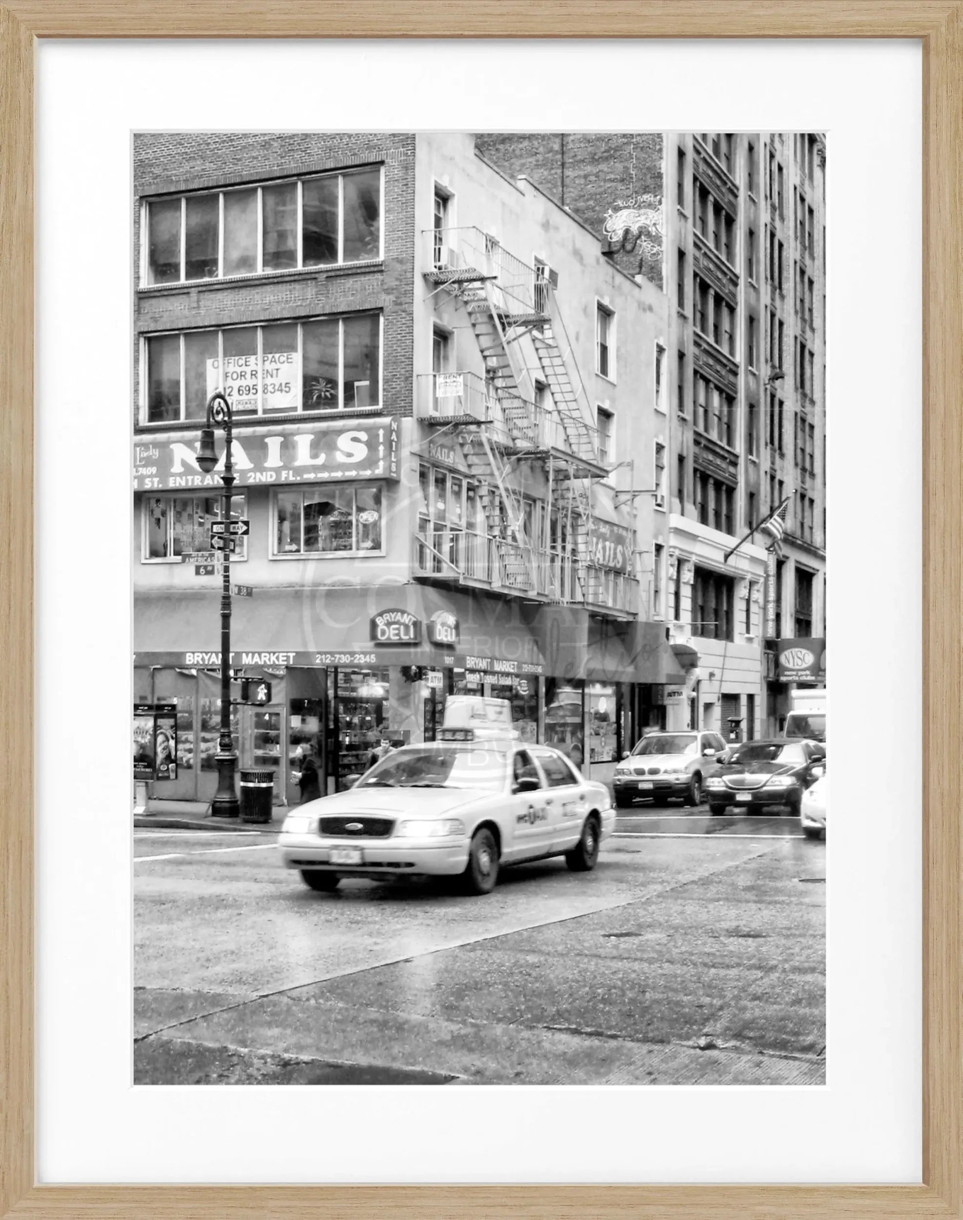 Schwarz-weiß Poster mit Rahmen von Cosman-Photocollection, zeigt ein gelbes Taxi in New York City, Maße 25x31 cm.