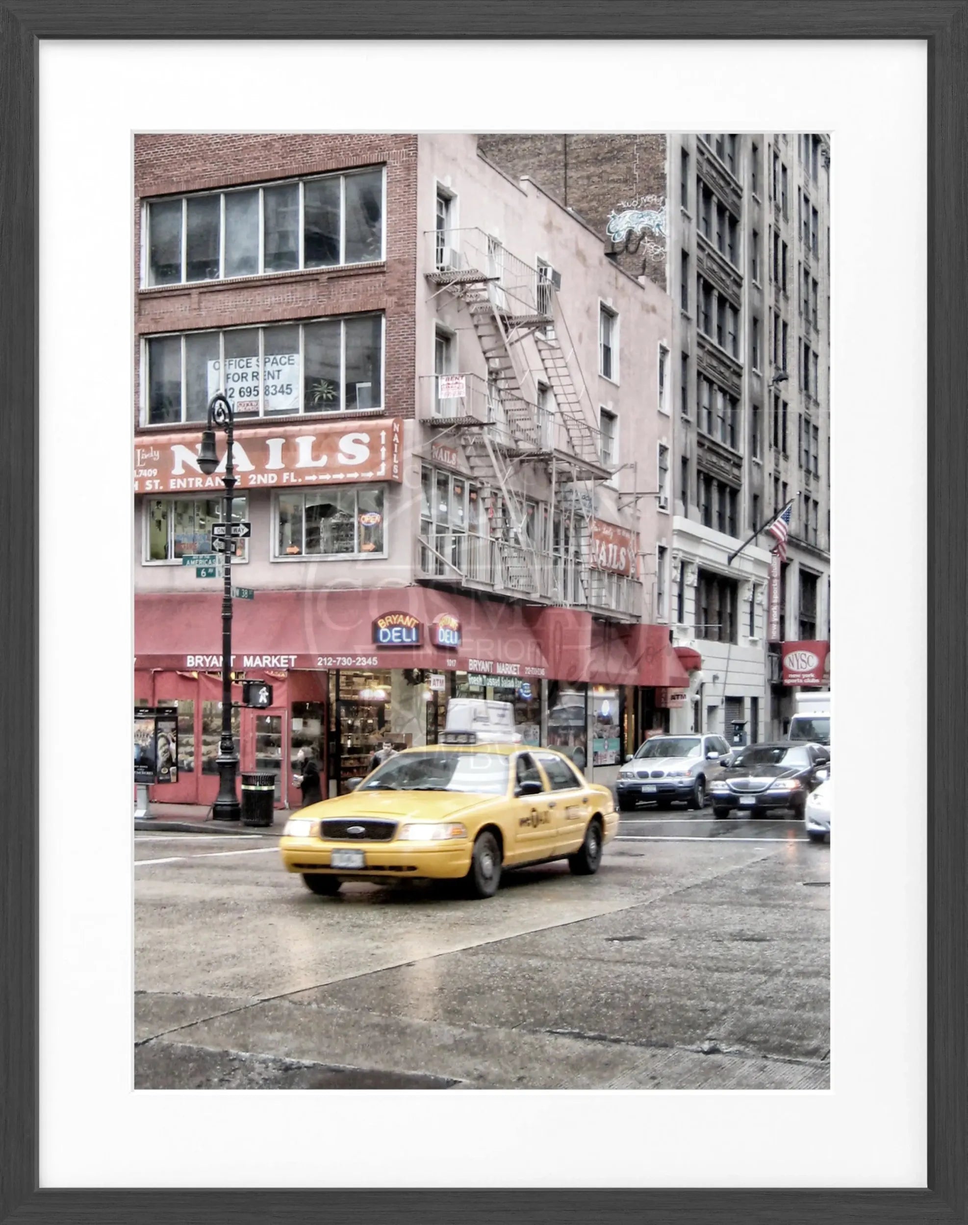 Schwarz-weiß Poster mit Rahmen von Cosman-Photocollection, zeigt ein Yellow Cab in New York, 25x31 cm, urbanes Fotomotiv