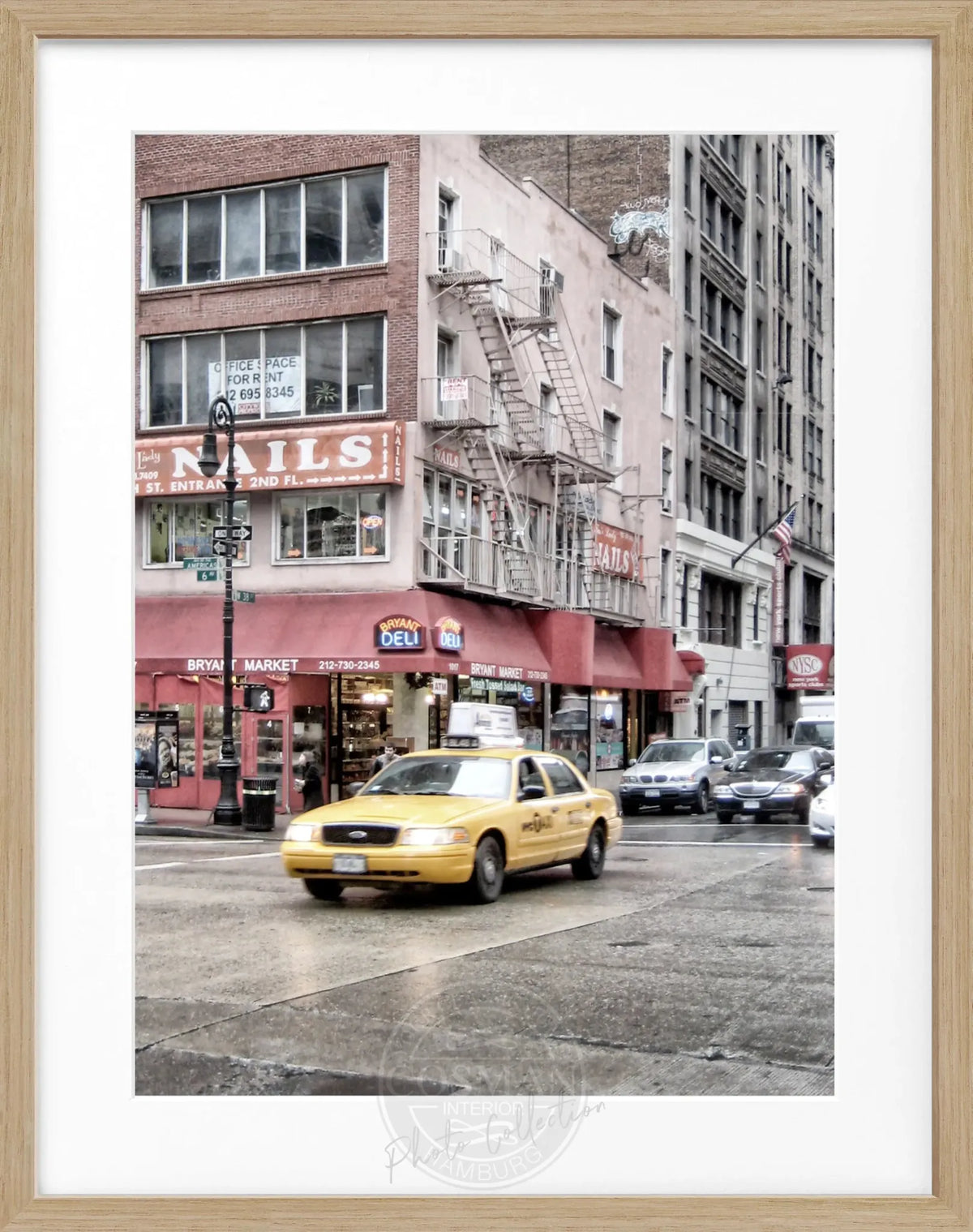 Schwarz-weiß Poster mit Rahmen von Cosman-Photocollection, zeigt ein Yellow Cab in New York, Maße 25x31 cm, stilvolles Wandbild