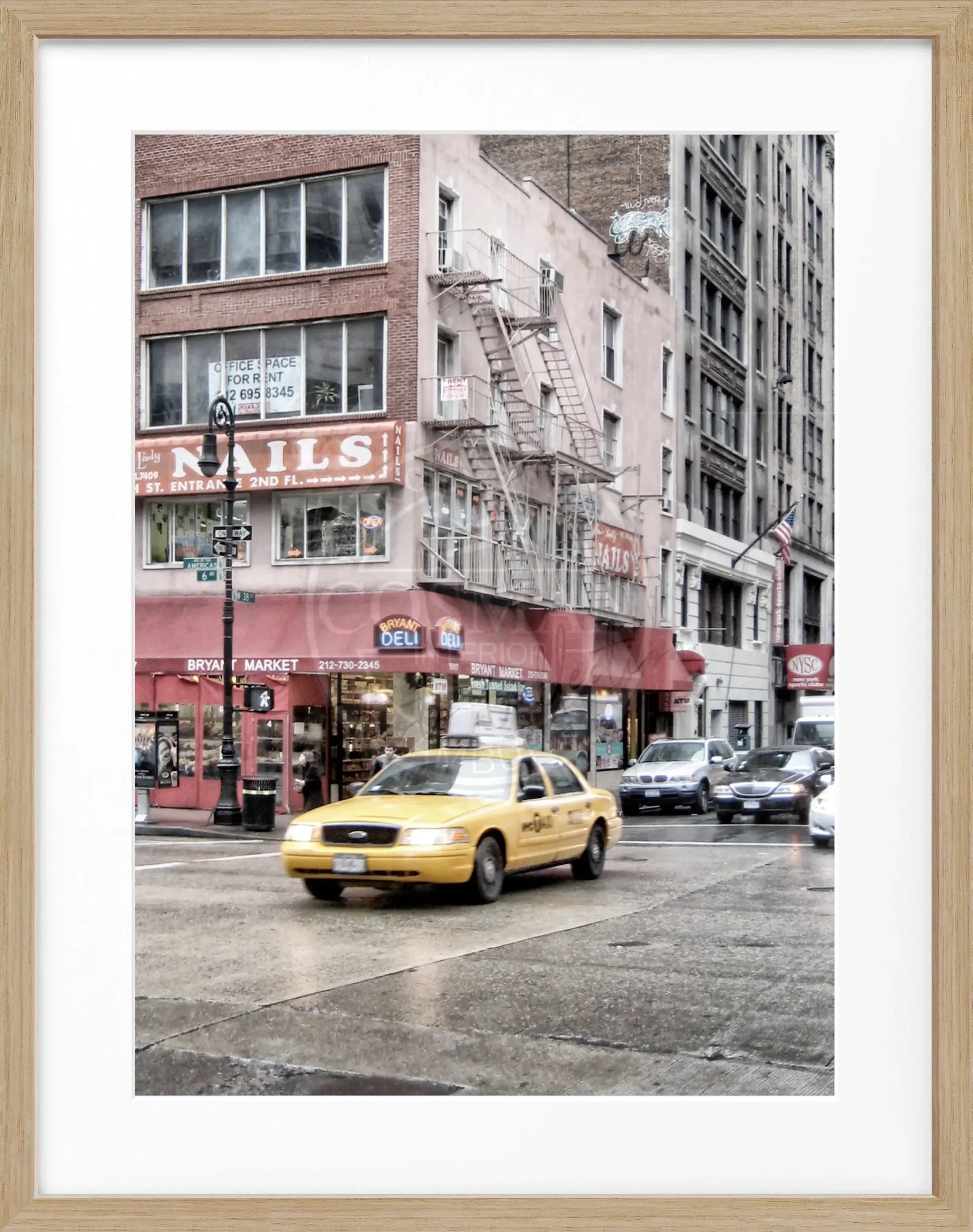 Schwarz-weiß Poster mit Rahmen von Cosman-Photocollection, zeigt ein Yellow Cab in New York, Maße 25x31 cm, stilvolles Wandbild