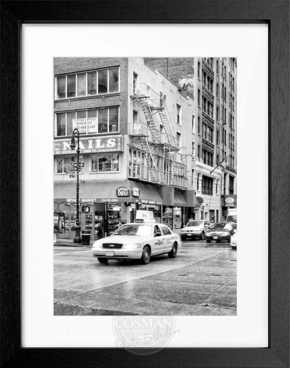 Schwarzer Rahmen mit Vintage-Poster von einem gelben Taxi in New York, im Schwarz-Weiß-Stil, von Cosman-Photocollection.