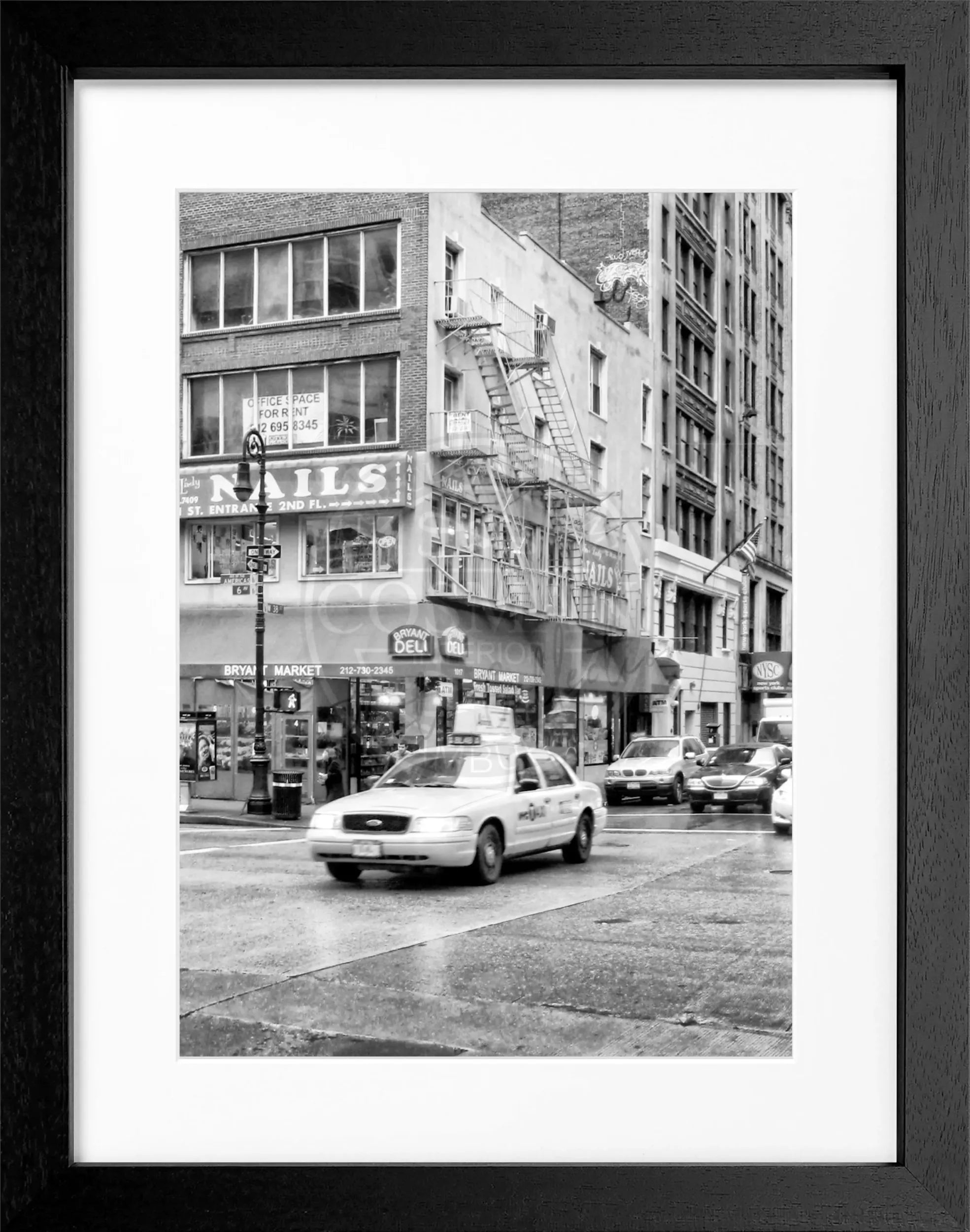 Schwarzer Rahmen mit Vintage-Poster von einem gelben Taxi in New York, im Schwarz-Weiß-Stil, von Cosman-Photocollection.