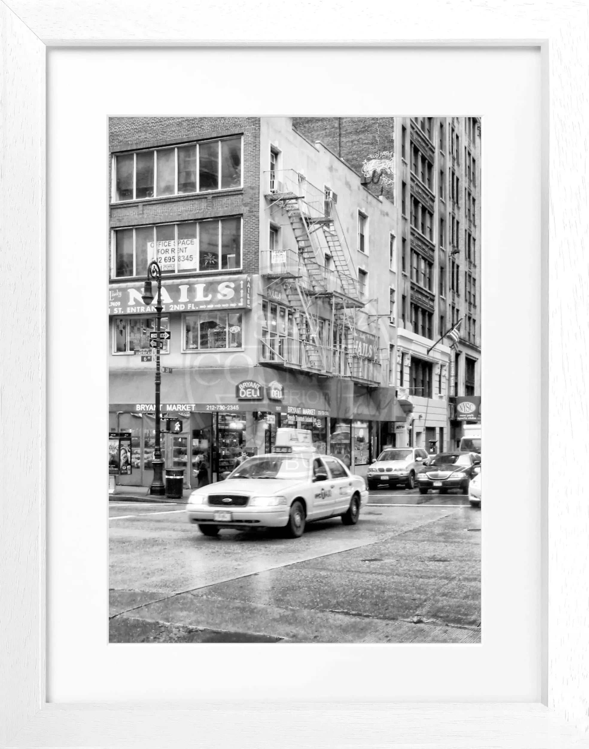 Schwarz-weißer Poster mit Rahmen von Cosman-Photocollection, zeigt gelben Taxis in New York, Maße 25x31 cm, Motiv Yellow Cab.
