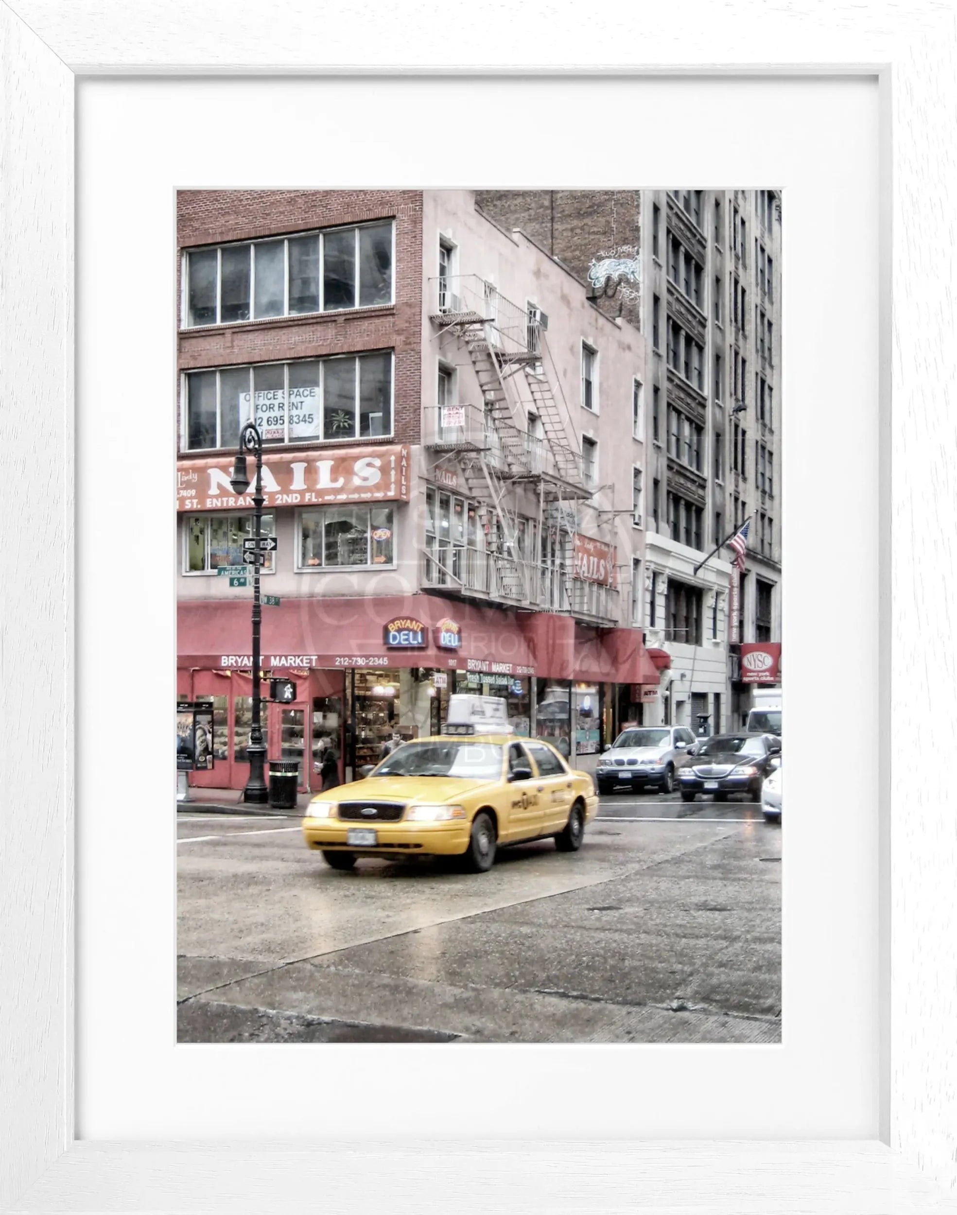 Schwarz-weiß Poster mit Rahmen von Cosman-Photocollection, zeigt ein gelbes Taxi in New York, Maße 25x31 cm.