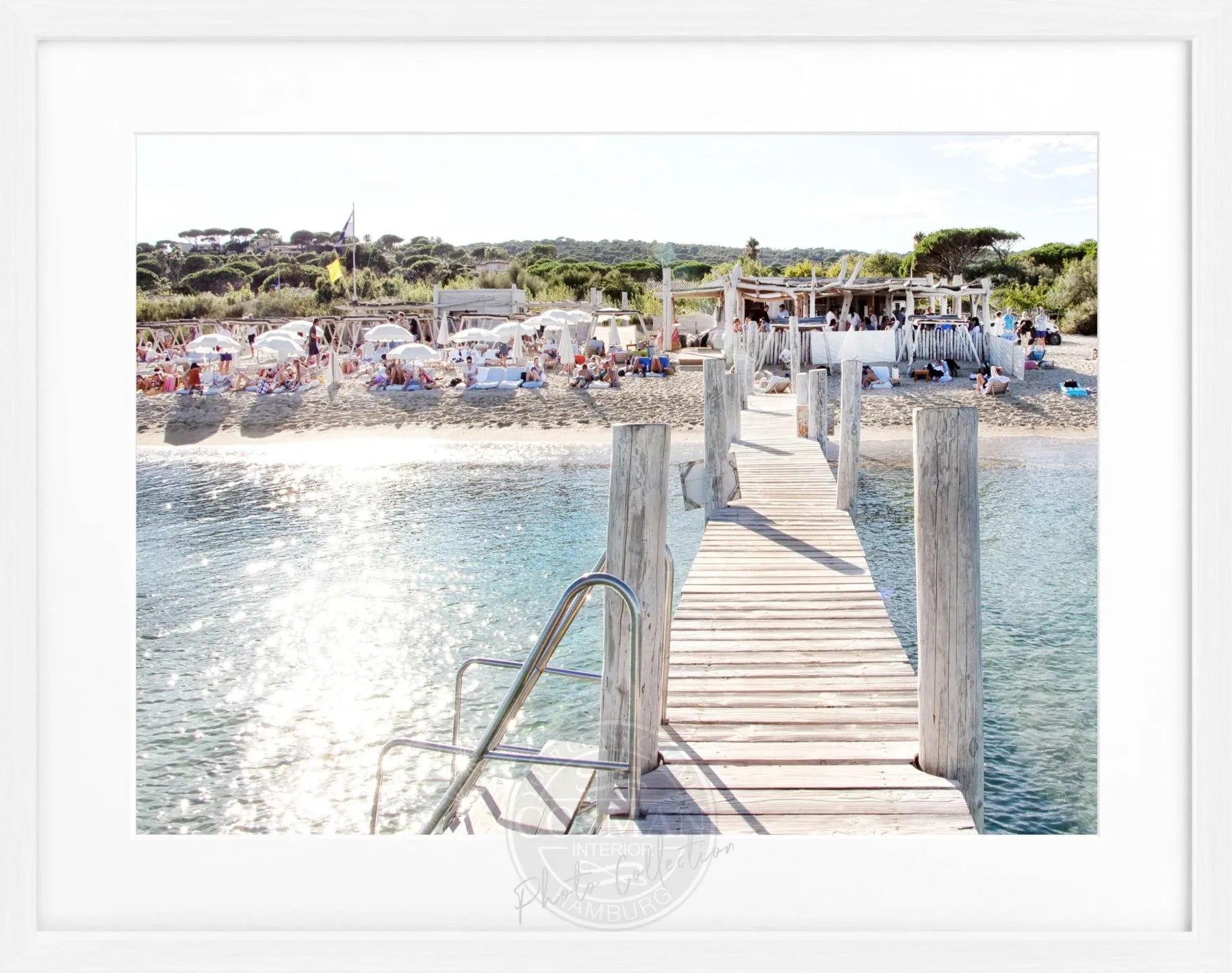 Schwarz-weiß Poster mit Rahmen von Cosman-Photocollection, zeigt das Motiv 'Beach Le Club 55' in Saint Tropez, 31x25 cm.