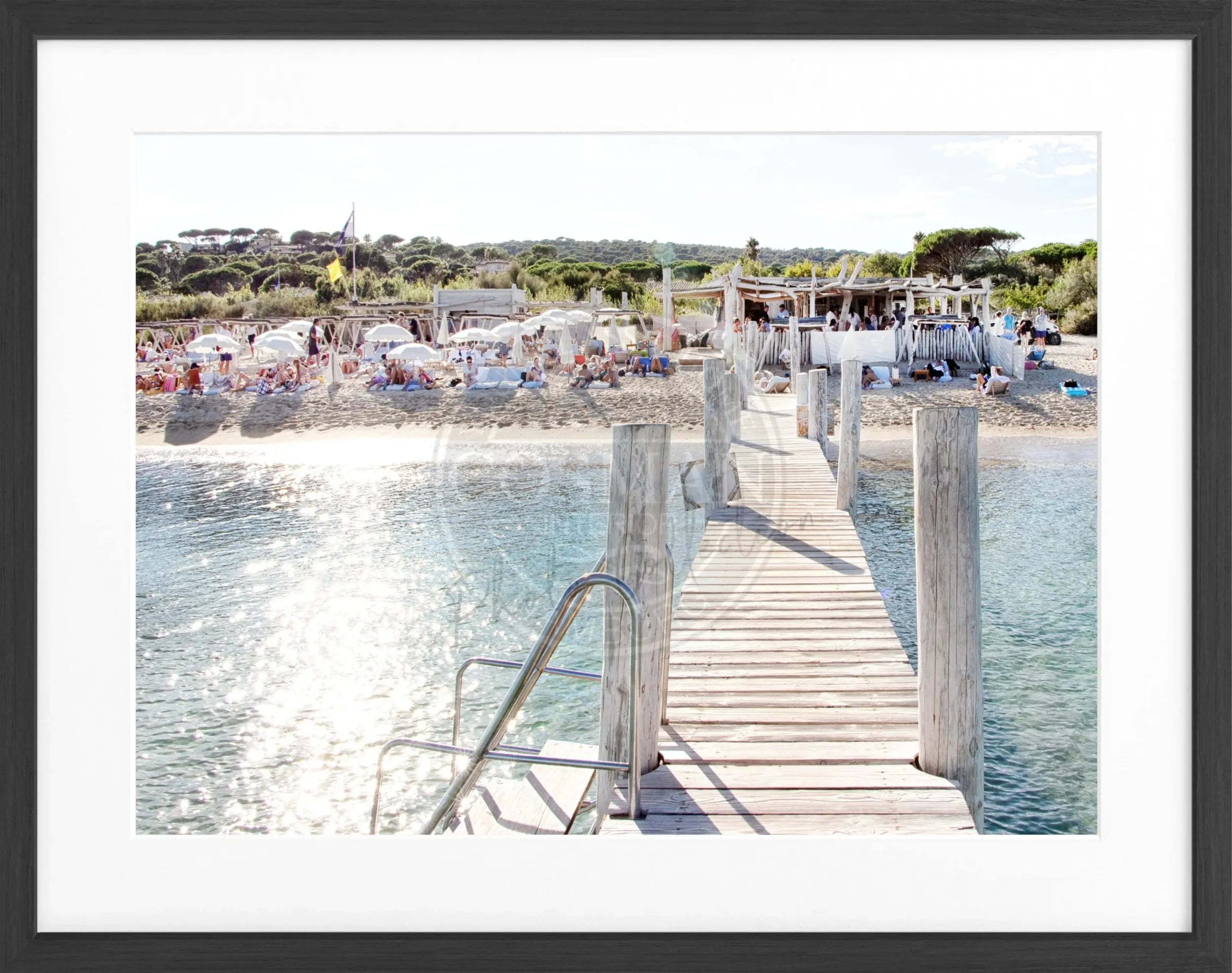 Schwarz-weiß Poster mit Rahmen, ’Beach Le Club 55’ Saint Tropez, von Cosman-Photocollection, 31x25 cm, stilvolle Wanddekoration