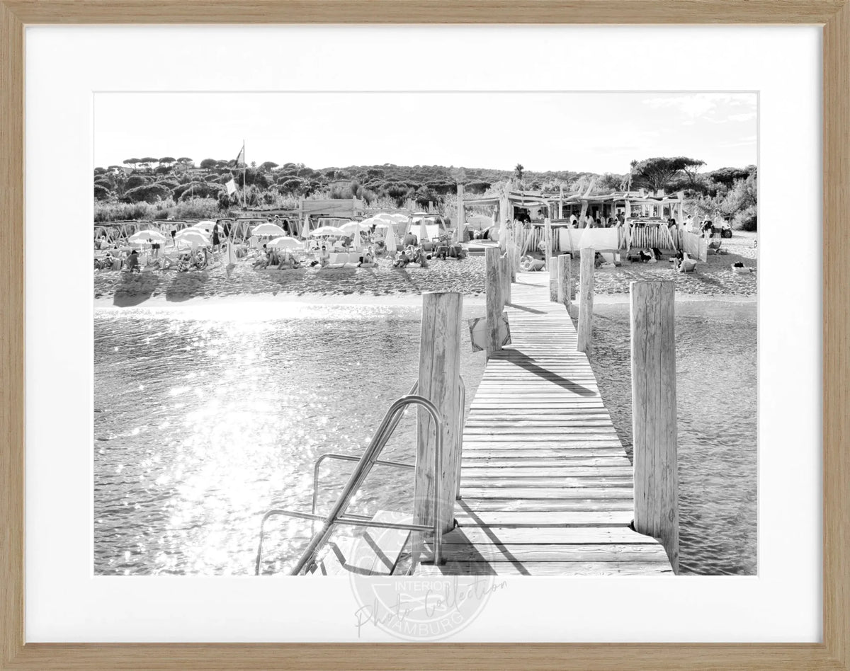 Schwarz-weiß Poster mit Rahmen von Cosman-Photocollection, Motiv ’Beach Le Club 55’ in Saint Tropez, 31x25 cm