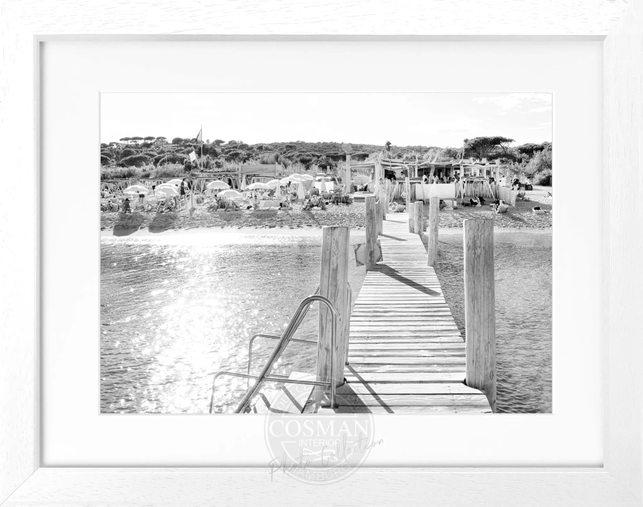 Schwarz-weiß Poster mit Rahmen von Cosman-Photocollection, zeigt das Motiv ’Beach Le Club 55’ in Saint Tropez, 31x25 cm