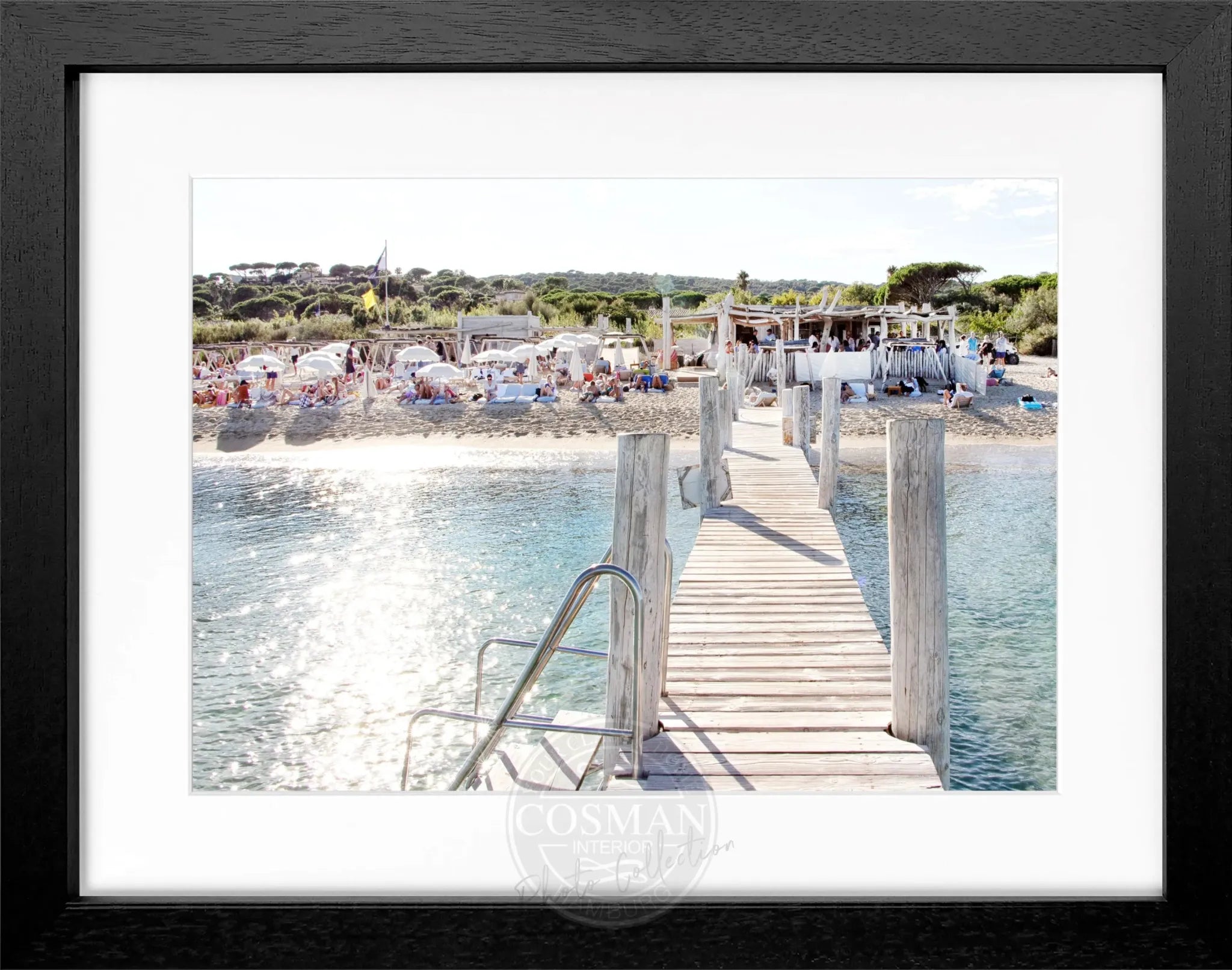 Schwarz-weiß Poster mit Rahmen von Cosman-Photocollection, zeigt das Motiv ’Beach Le Club 55’ in Saint Tropez, 31x25 cm.