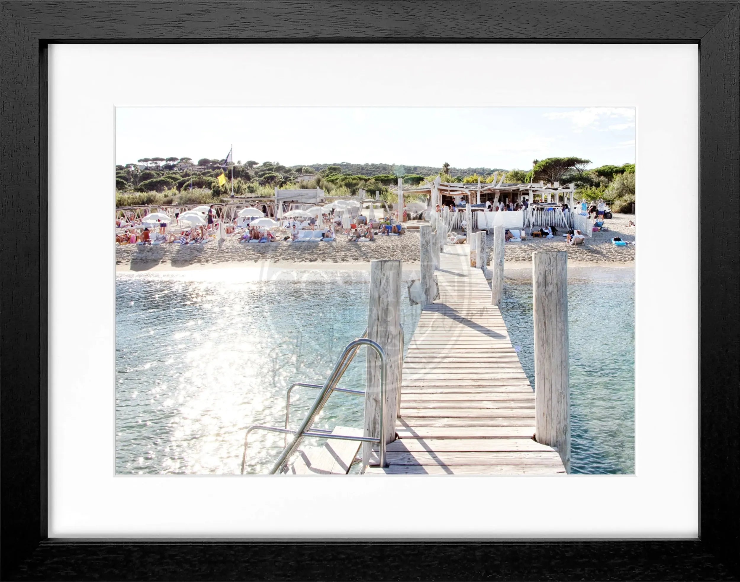 Schwarz-weiß Poster mit Rahmen von Cosman-Photocollection, zeigt das Motiv ’Beach Le Club 55’ in Saint Tropez, 31x25 cm.