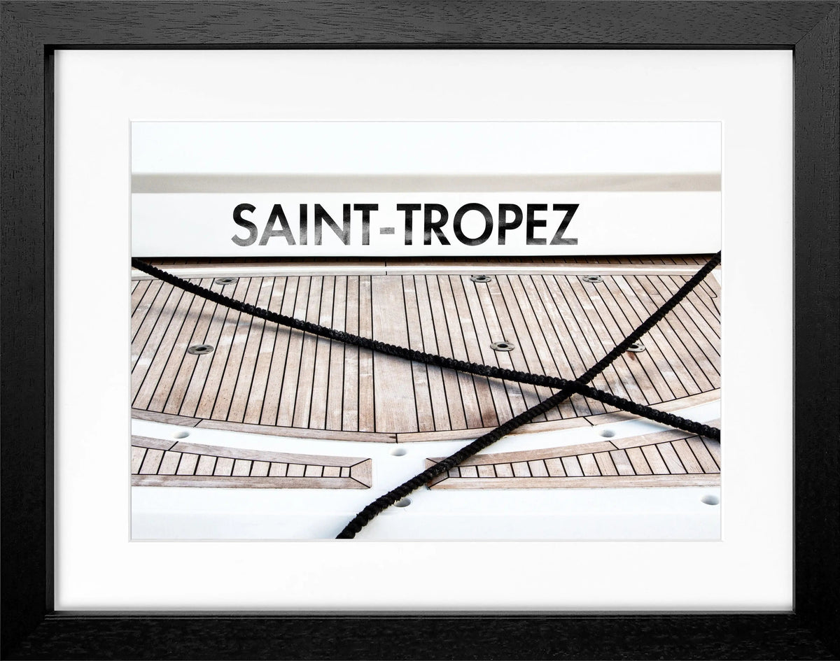 Schwarz-weiß Poster mit Rahmen ’Boot Hafen’ Saint Tropez von Cosman-Photocollection, 31x25 cm, maritime Hafenansicht.