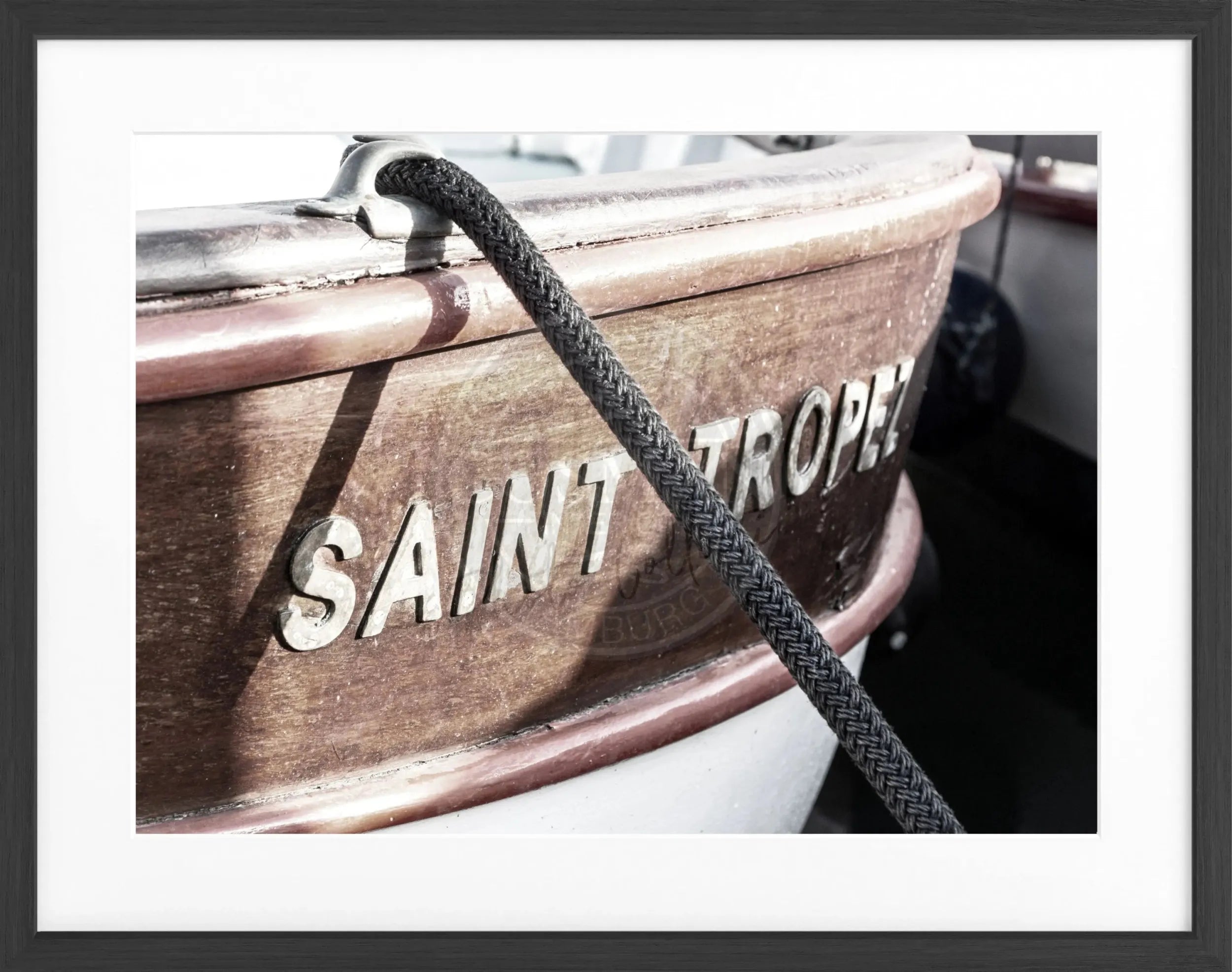 Schwarz-weiß Poster mit Rahmen ’Boot’ Saint Tropez von Cosman-Photocollection, 31x25cm, maritime Dekoration für Wände.