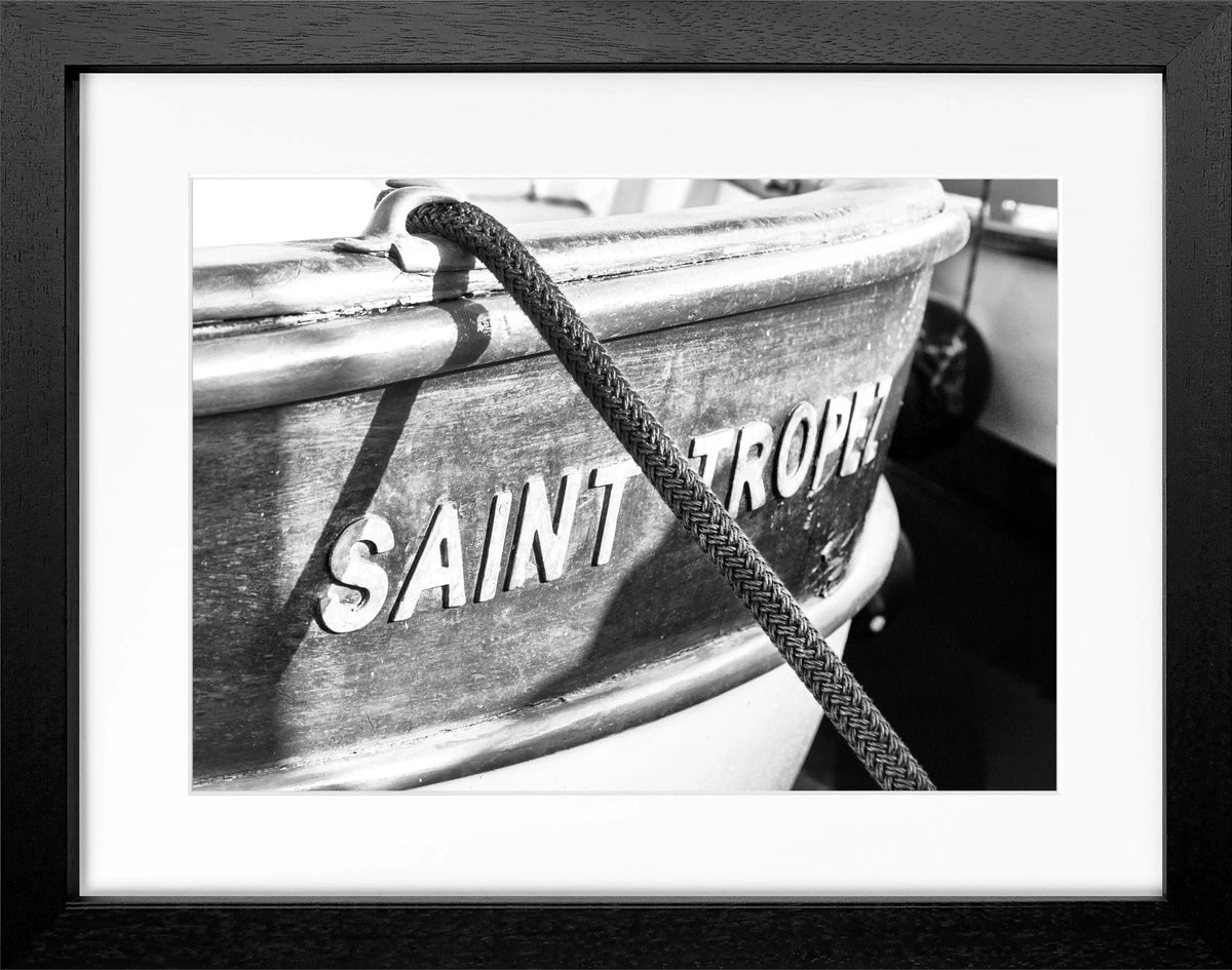 Schwarz-weiß Poster mit Rahmen von Cosman-Photocollection, Boot in Saint Tropez, Maße 31x25 cm, stilvolles Wandbild