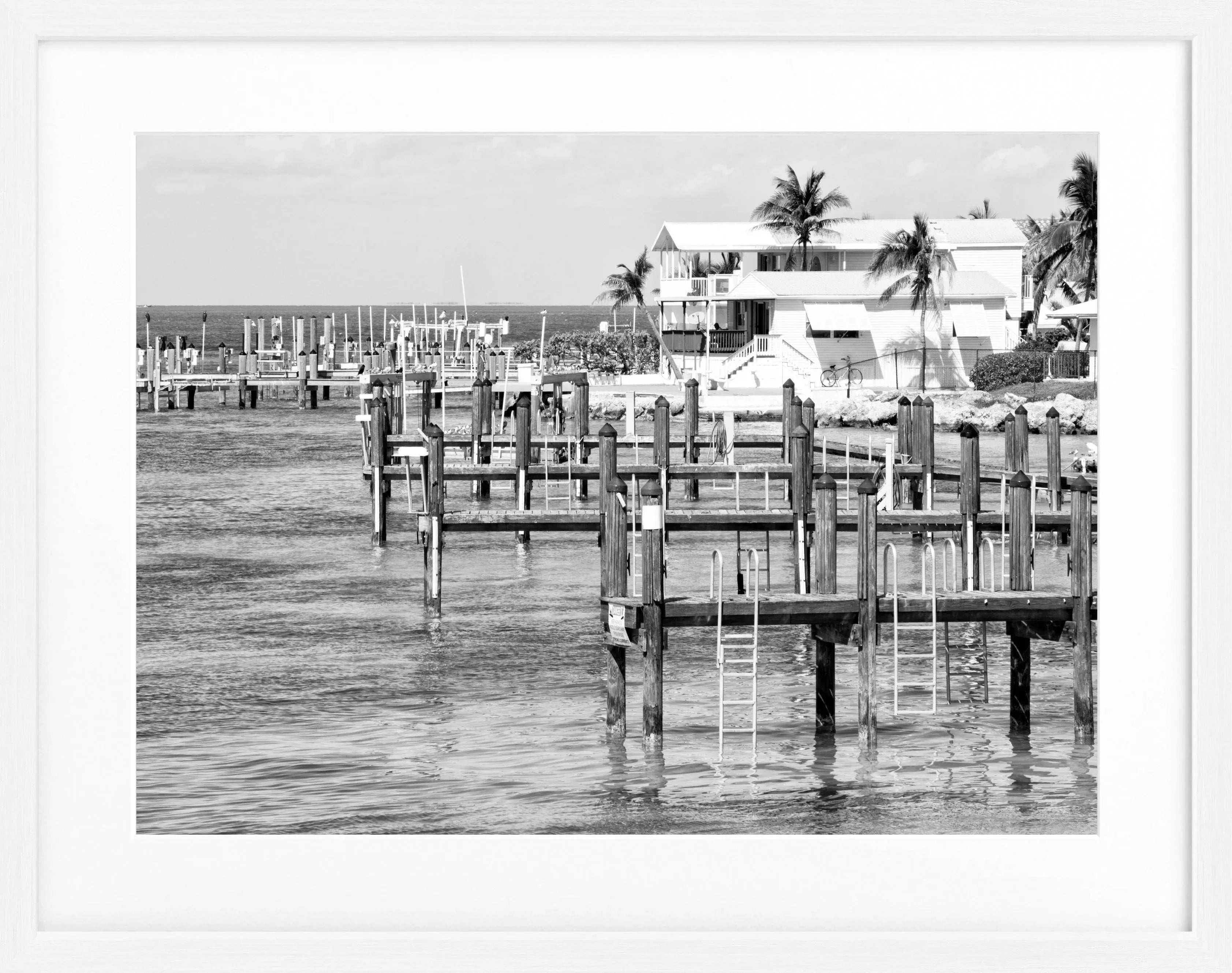 Schwarz-weiß Poster mit Rahmen von Cosman-Photocollection, Florida Keys Beach House Motiv, 31x25cm, dekoratives Wandbild