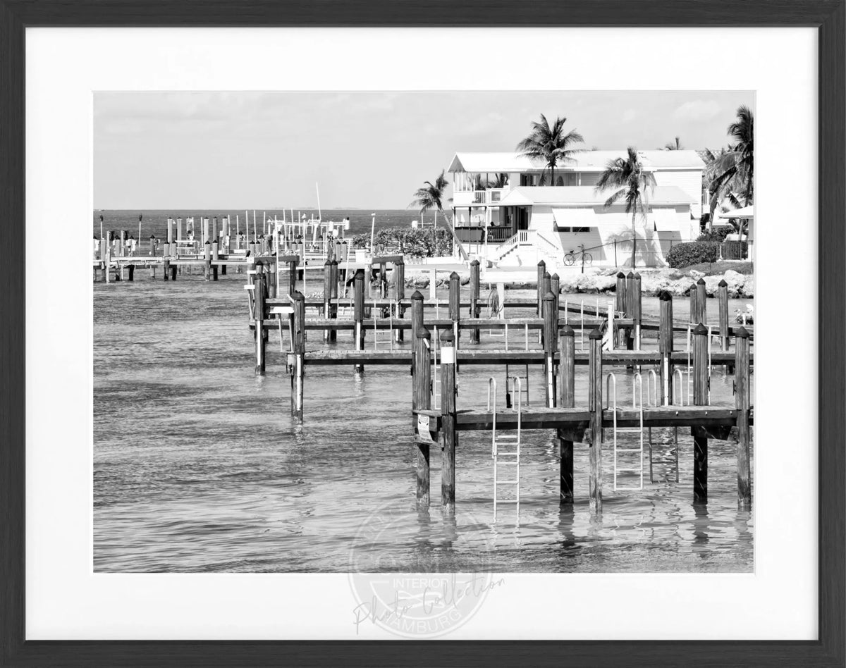 Schwarz-weiß Poster mit Rahmen von Cosman-Photocollection, Florida Keys Beach House Motiv, 31x25 cm, Wanddekoration